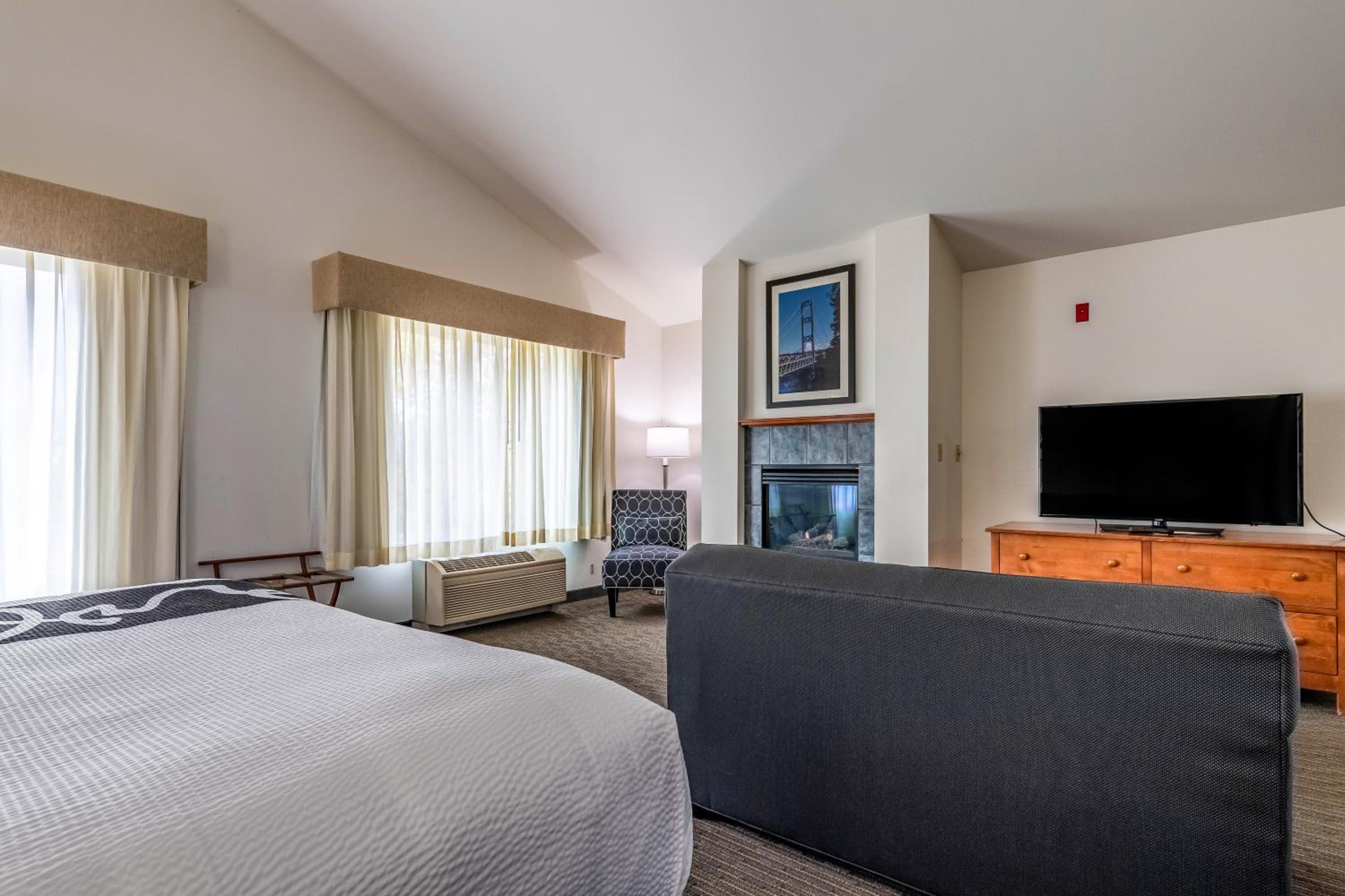 King Suite with Fireplace - Photo 1