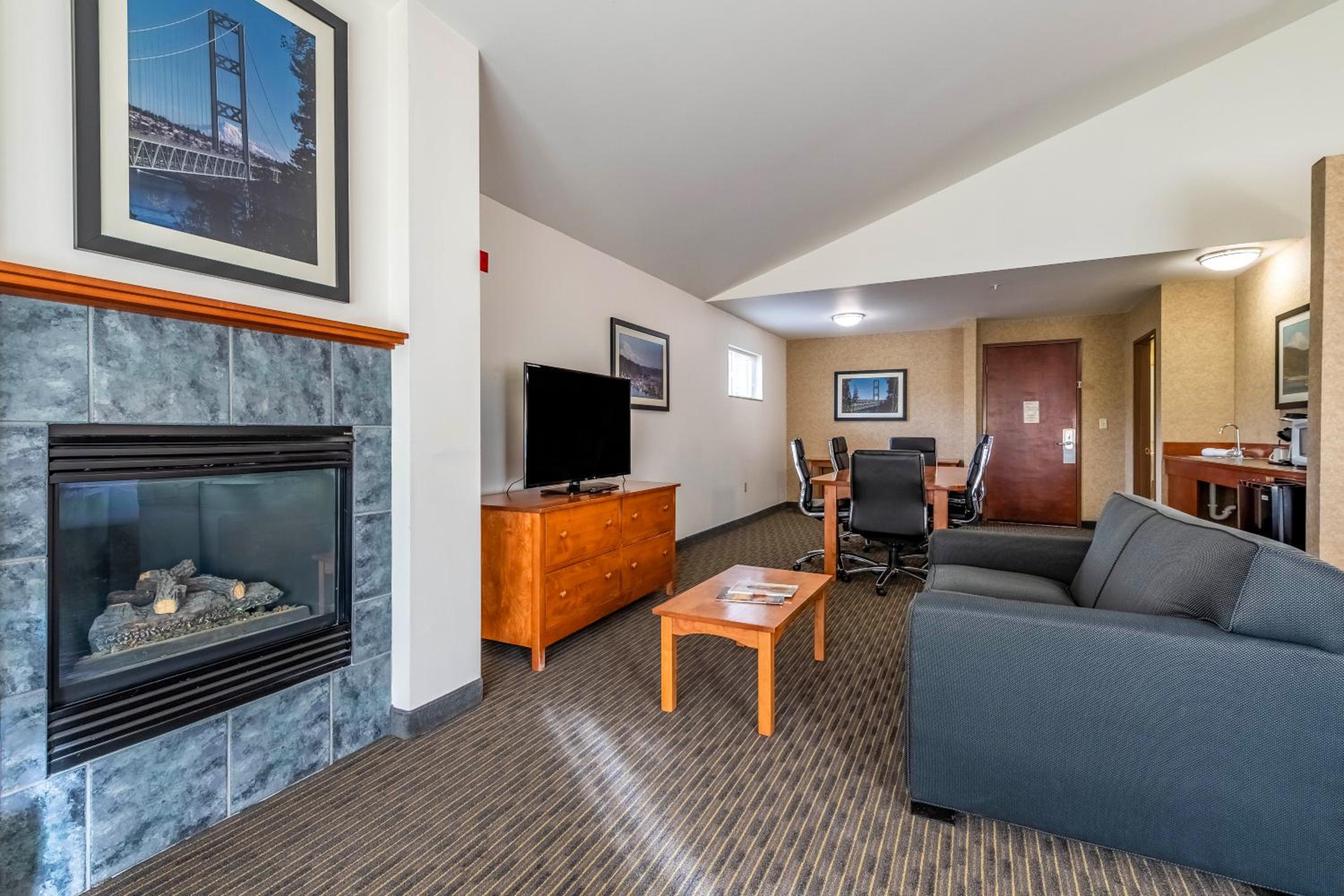 King Suite with Fireplace - Photo 2