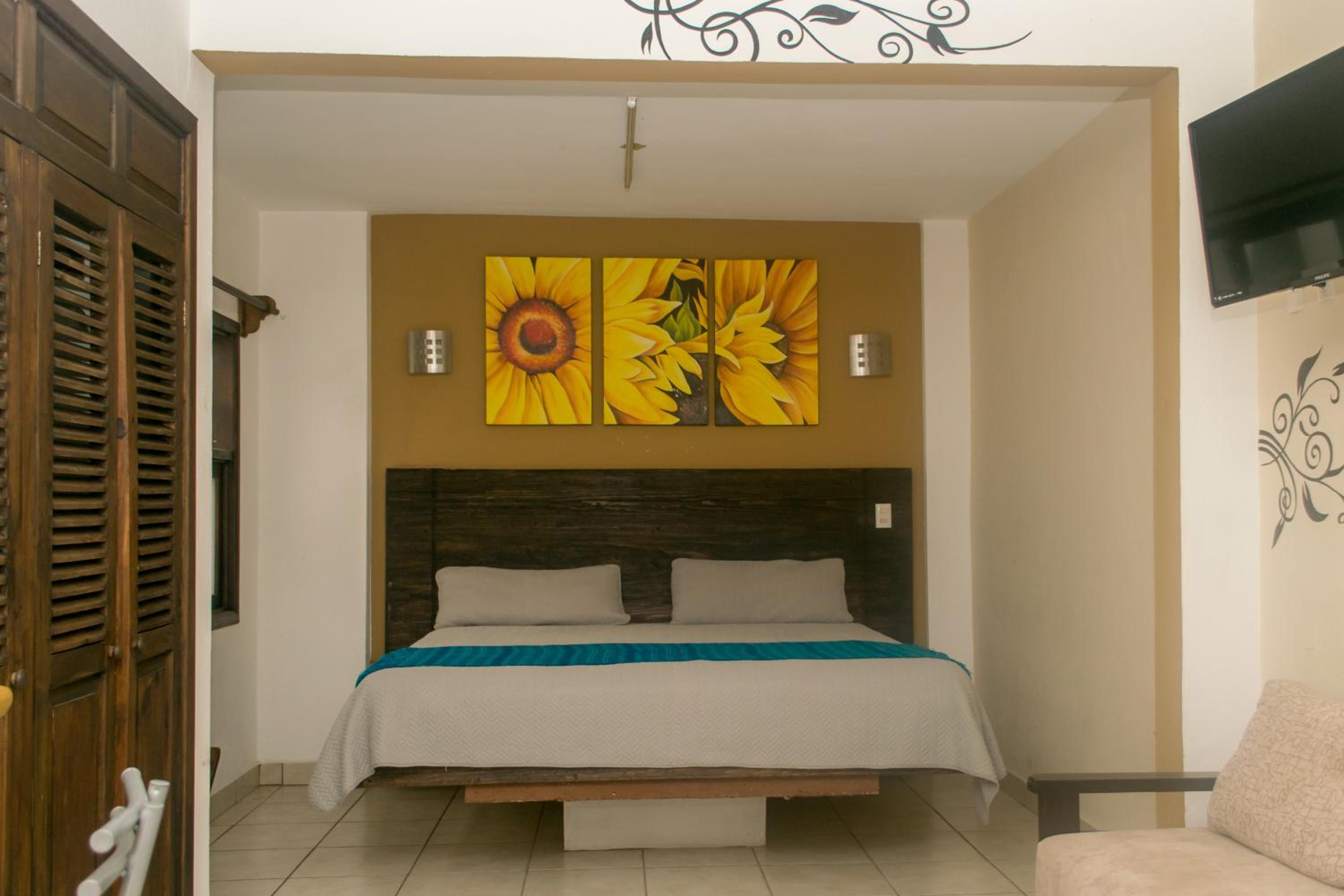 King Suite with Kitchen - Photo 29