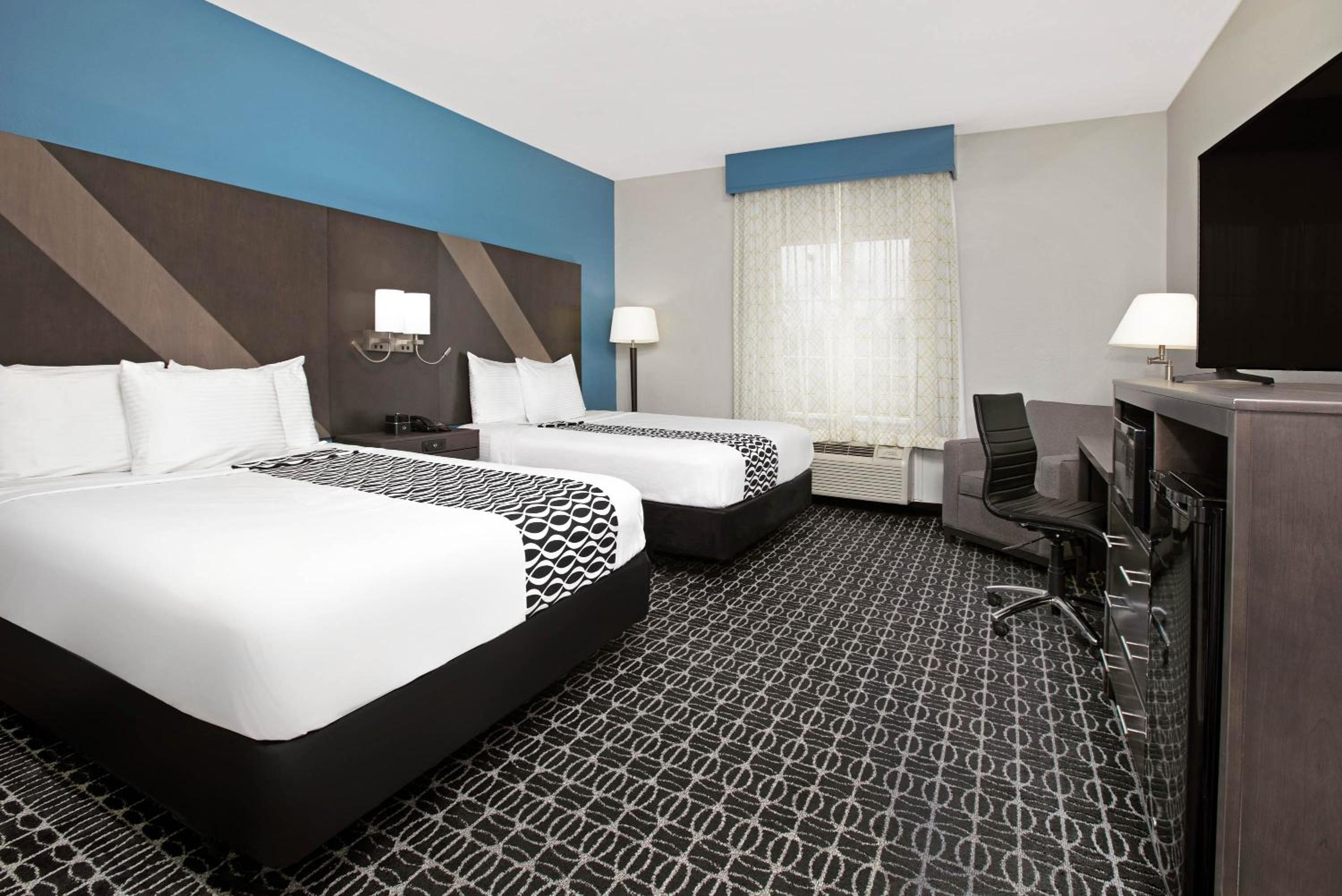 Queen Room with Two Queen Beds - Photo 3