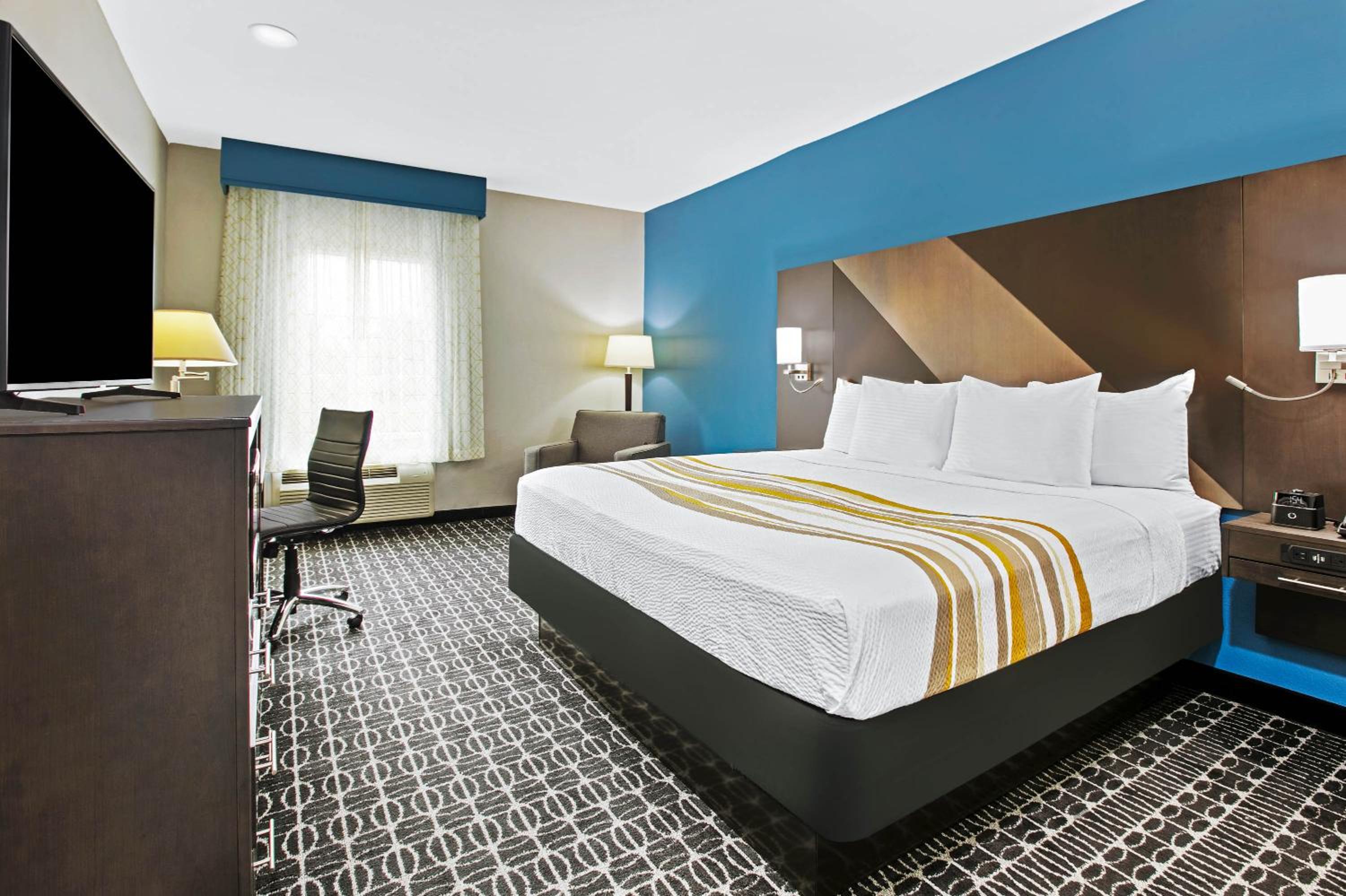 King Room - Non-Smoking - Photo 5