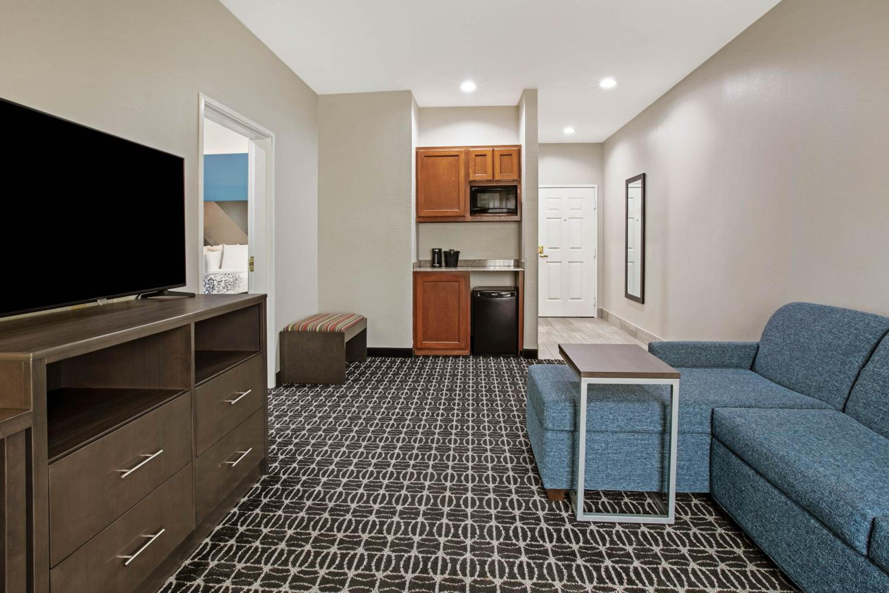 Deluxe Family Suite - Non-Smoking - Photo 3