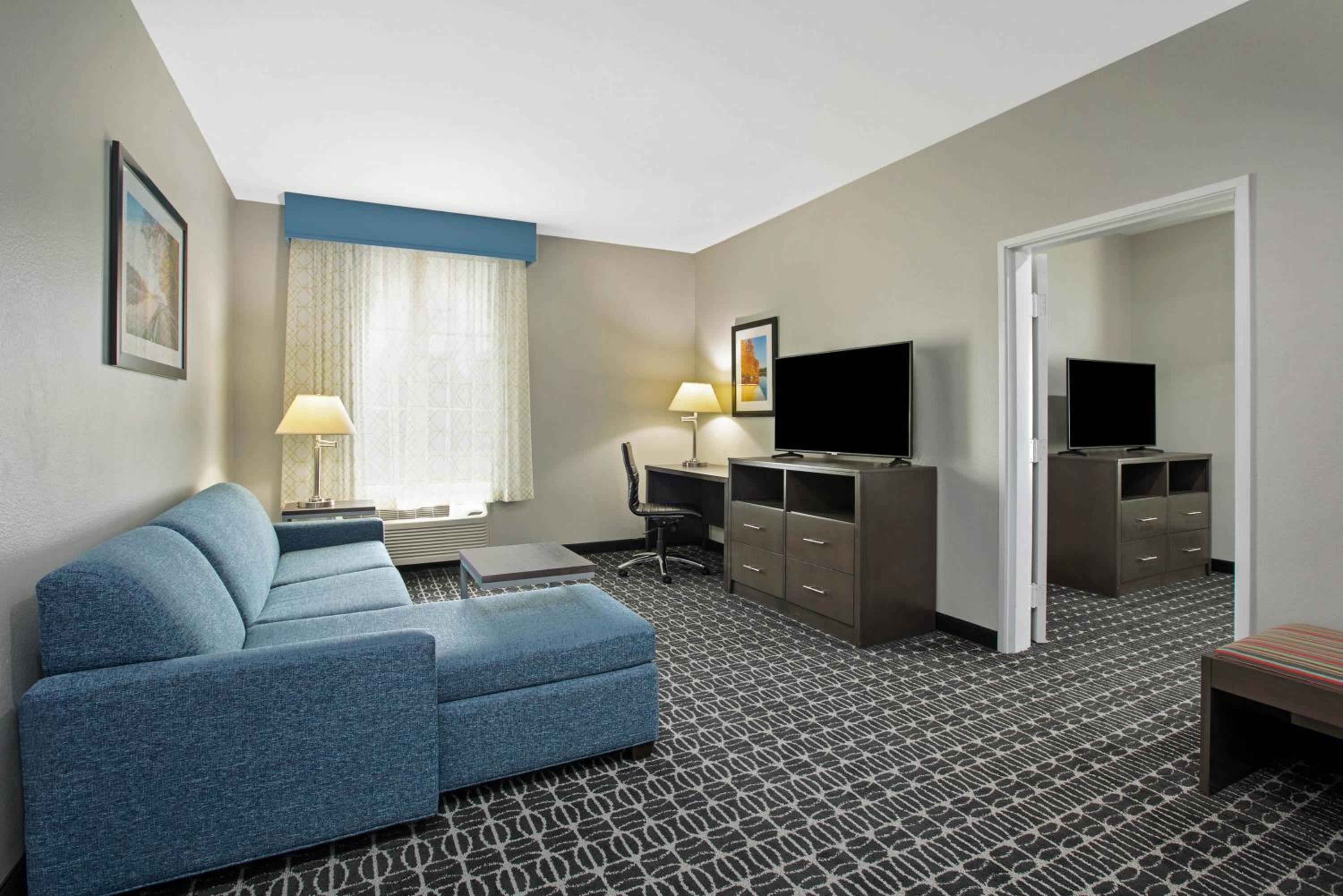 Deluxe Family Suite - Non-Smoking - Photo 2