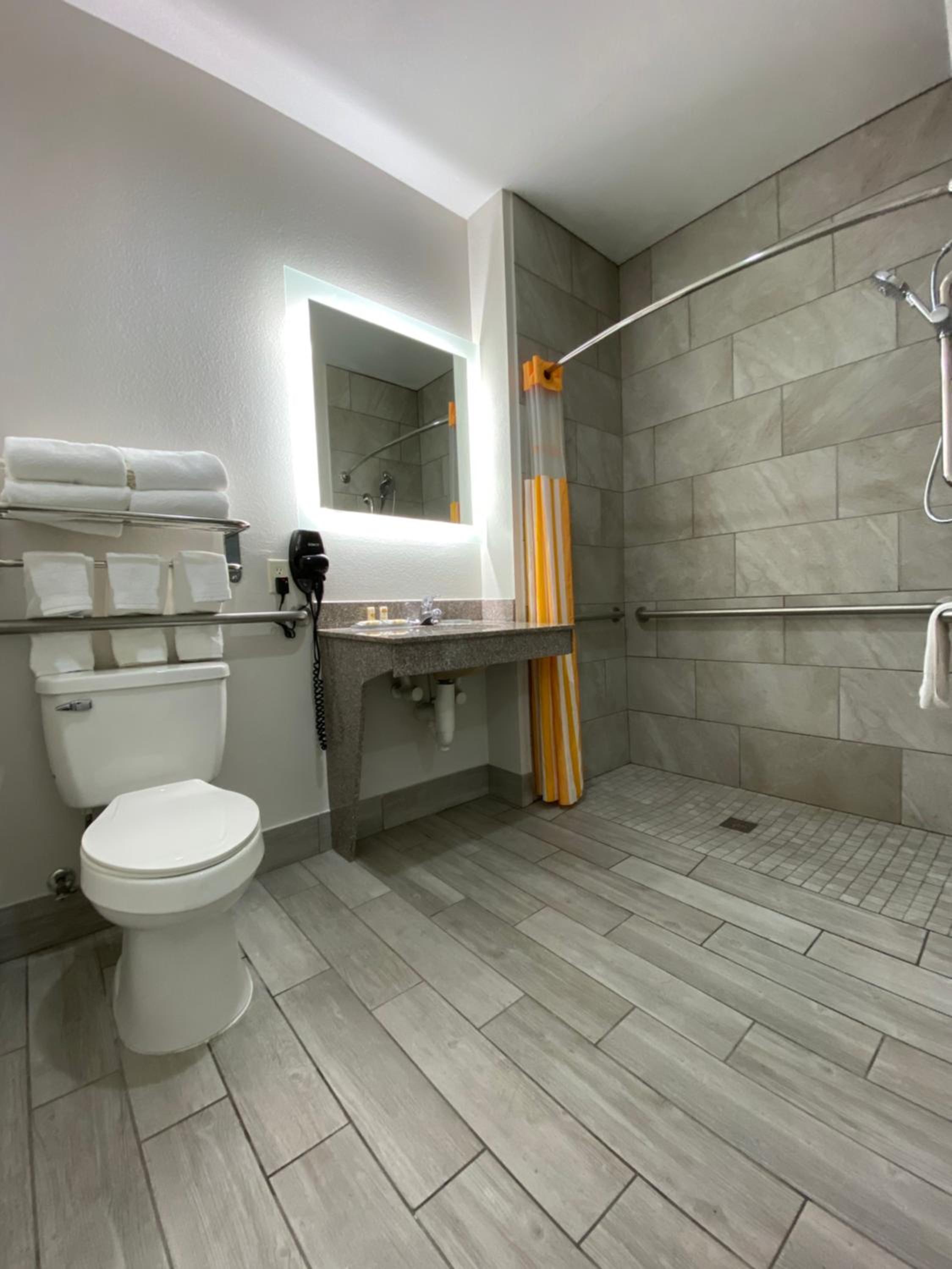 Queen Room with Two Queen Beds and Mobility/Hearing Access - Non-Smoking - Photo 3