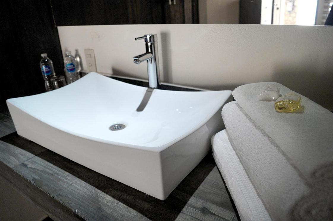 Queen Suite with Spa Bath photo 3
