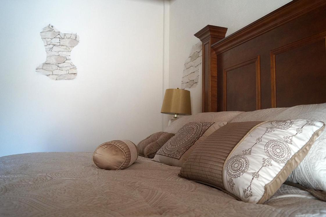Queen Suite with Spa Bath photo 2