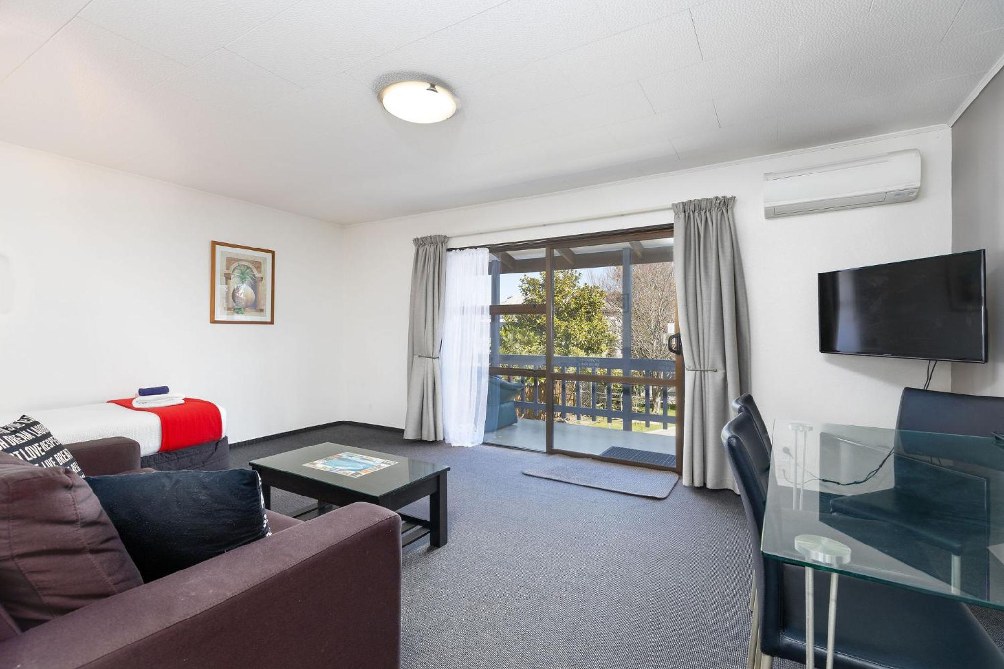 One-Bedroom Apartment photo 2