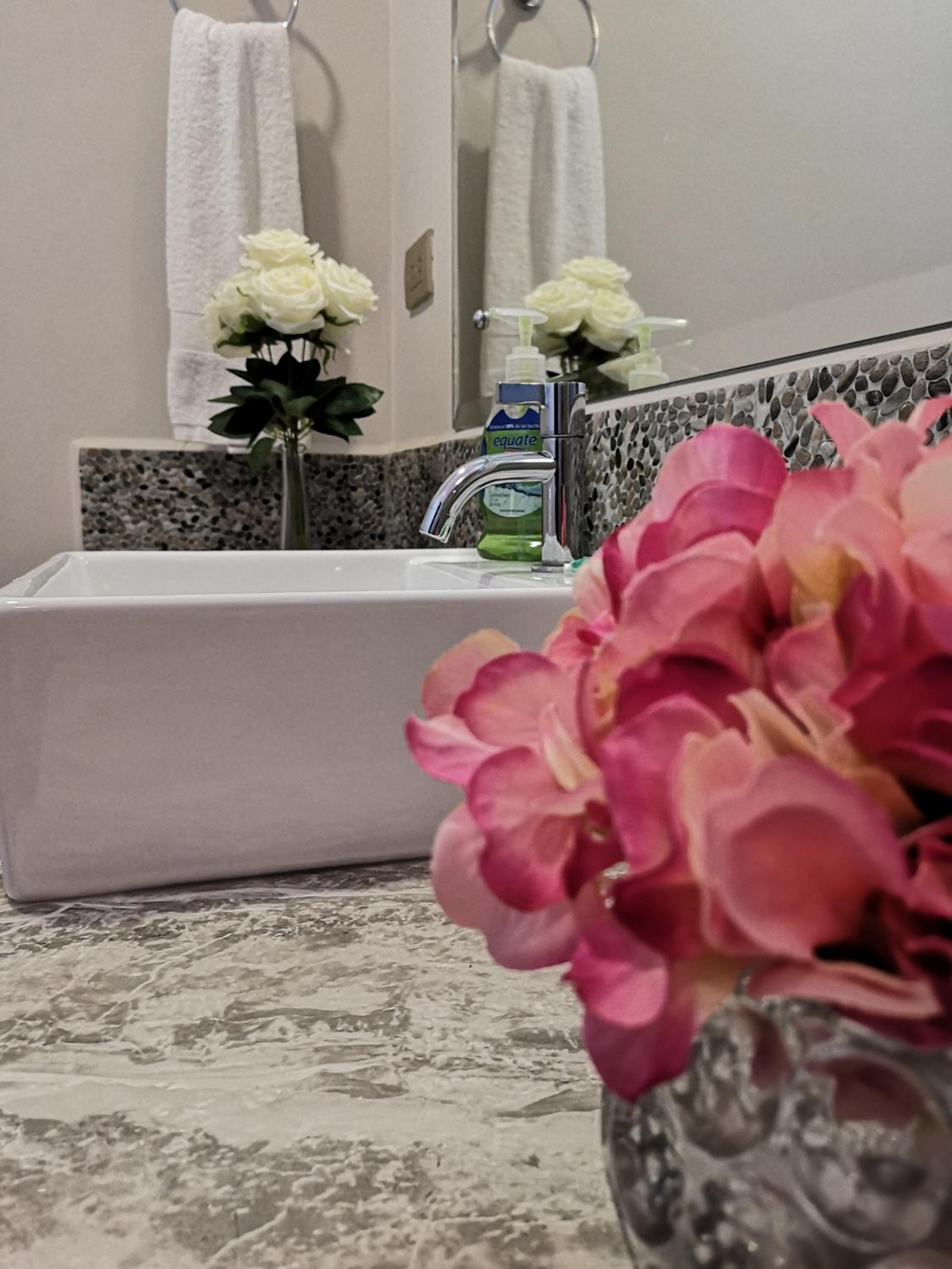 Standard Queen Room with Two Queen Beds - Photo 8
