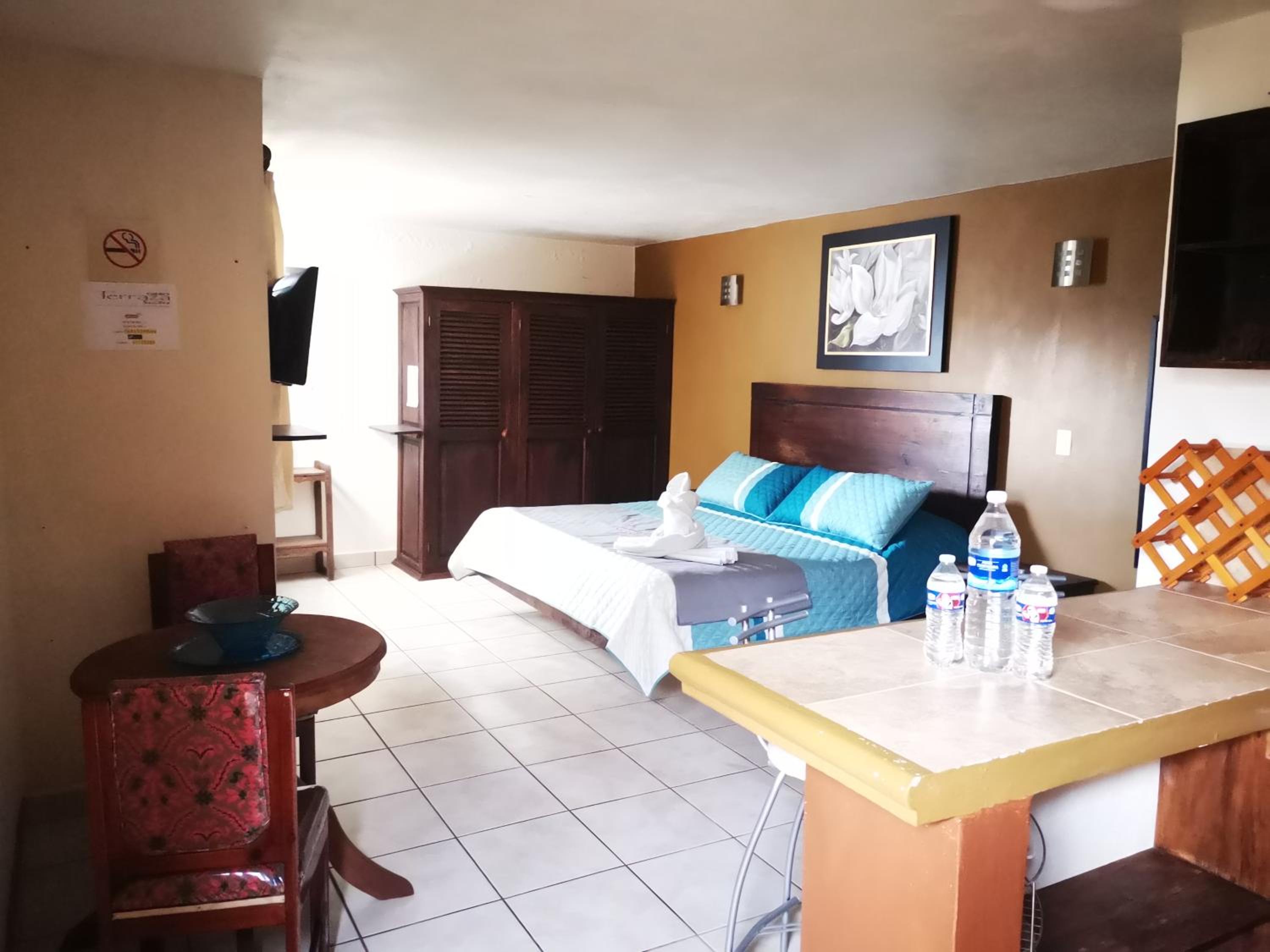 King Suite with Kitchen - Photo 19