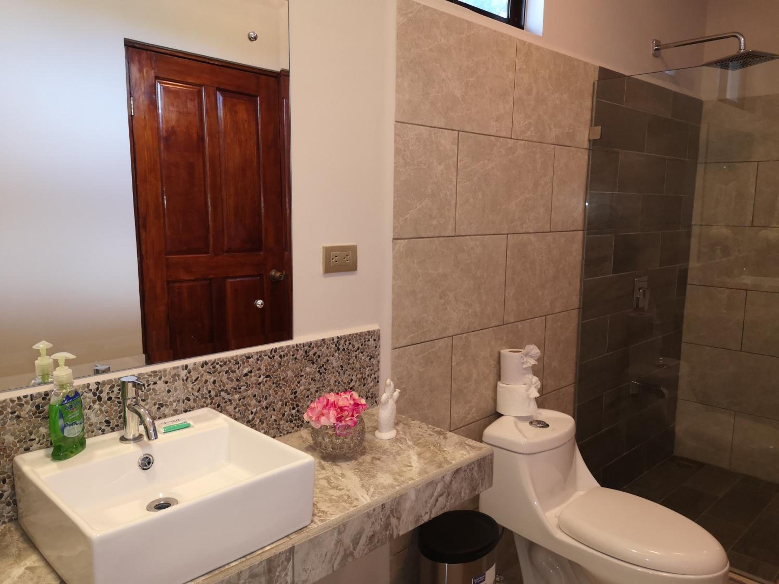 Standard Queen Room with Two Queen Beds - Photo 7