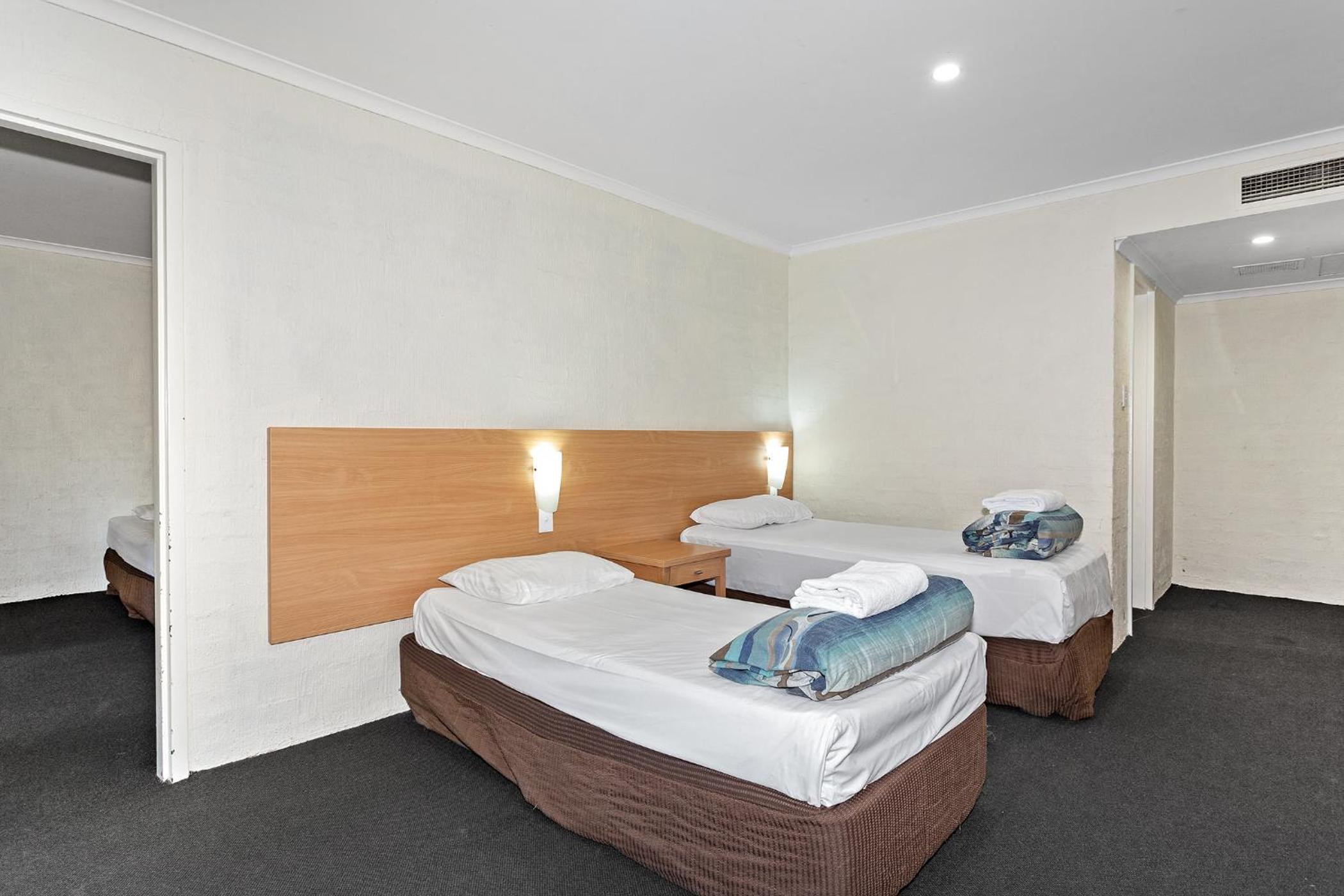 Dormitory Room With 8 Single Beds photo 2
