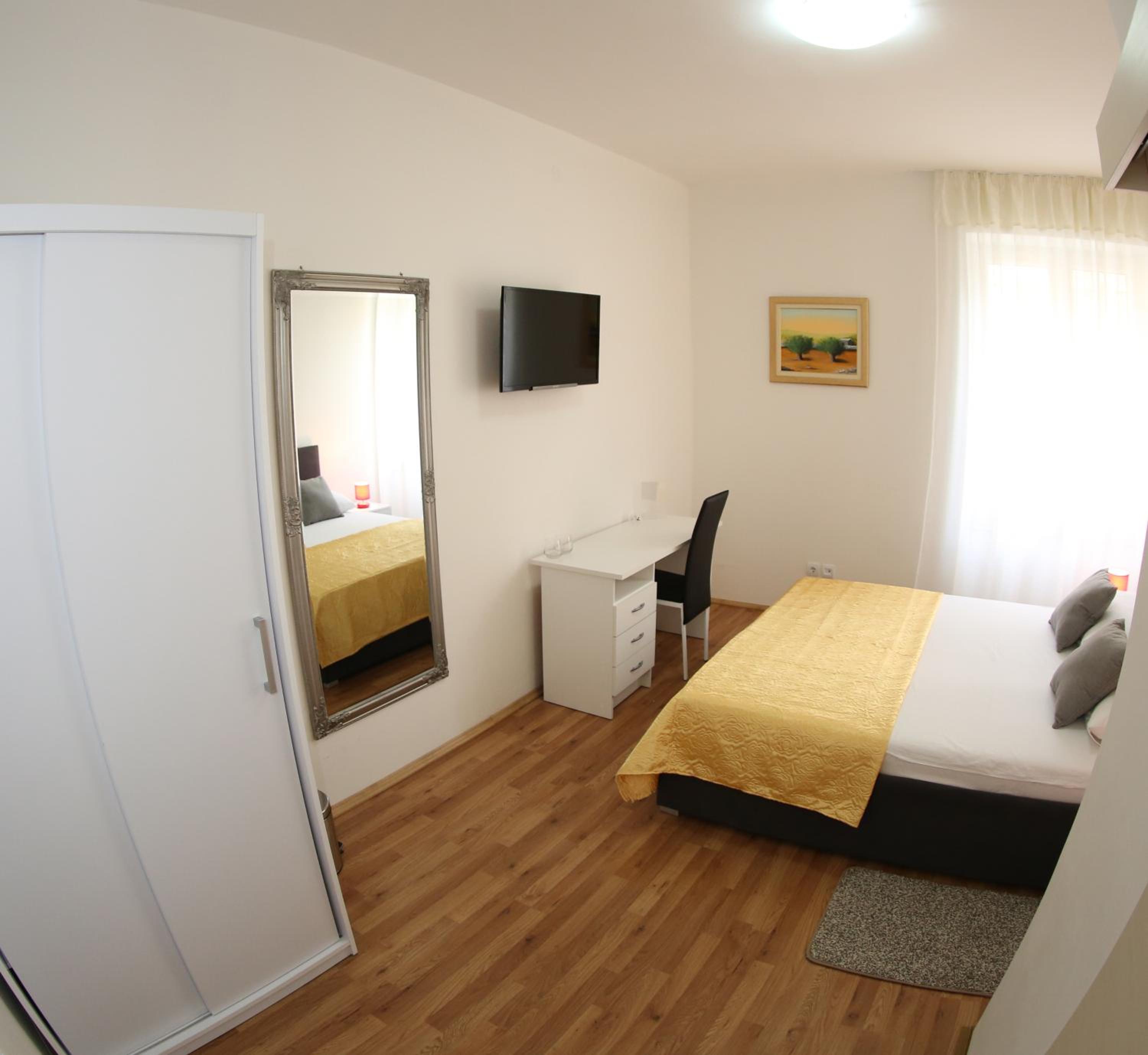 Double Room - Photo 6