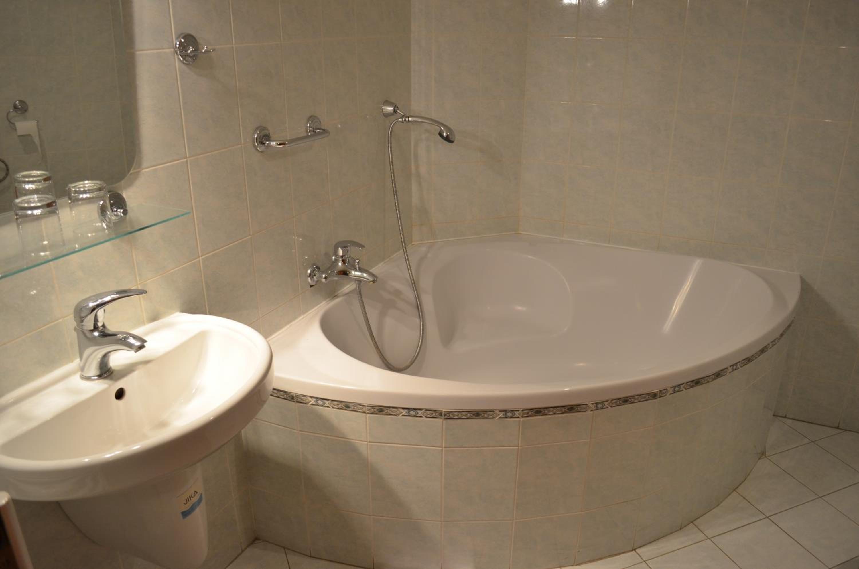 One-Bedroom Suite - Photo 2