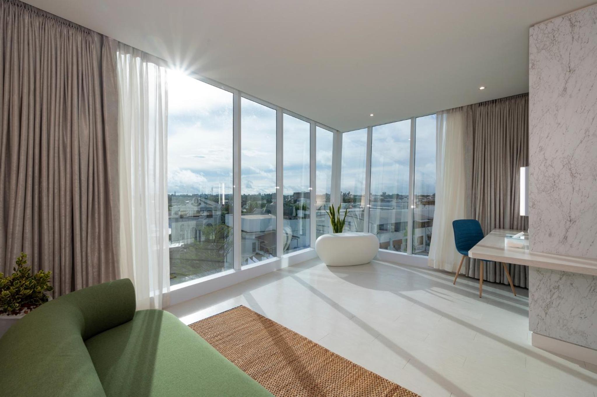 Suite - Photo 1