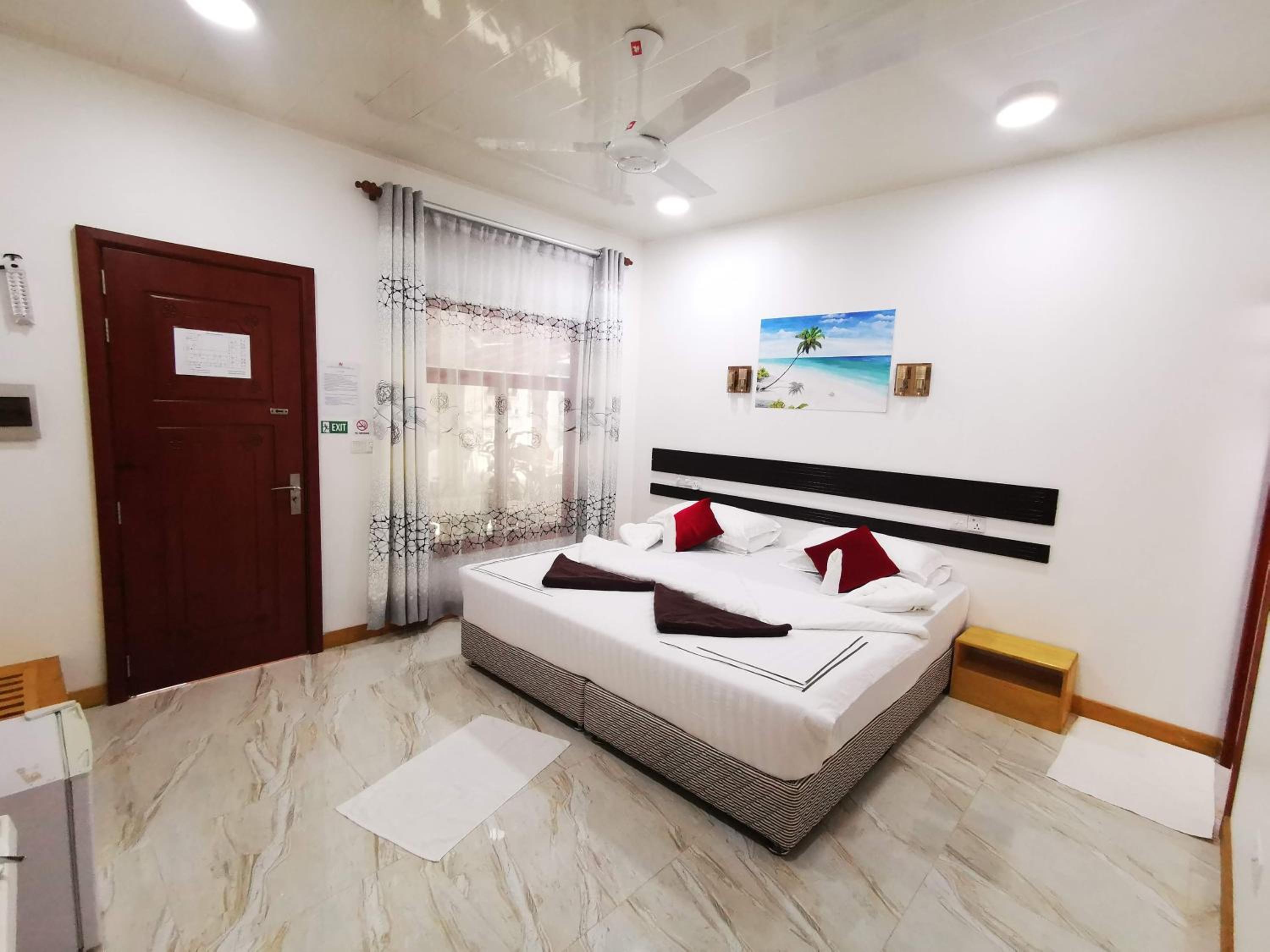 Deluxe Double Room (2 Adults + 1 Child) photo 3