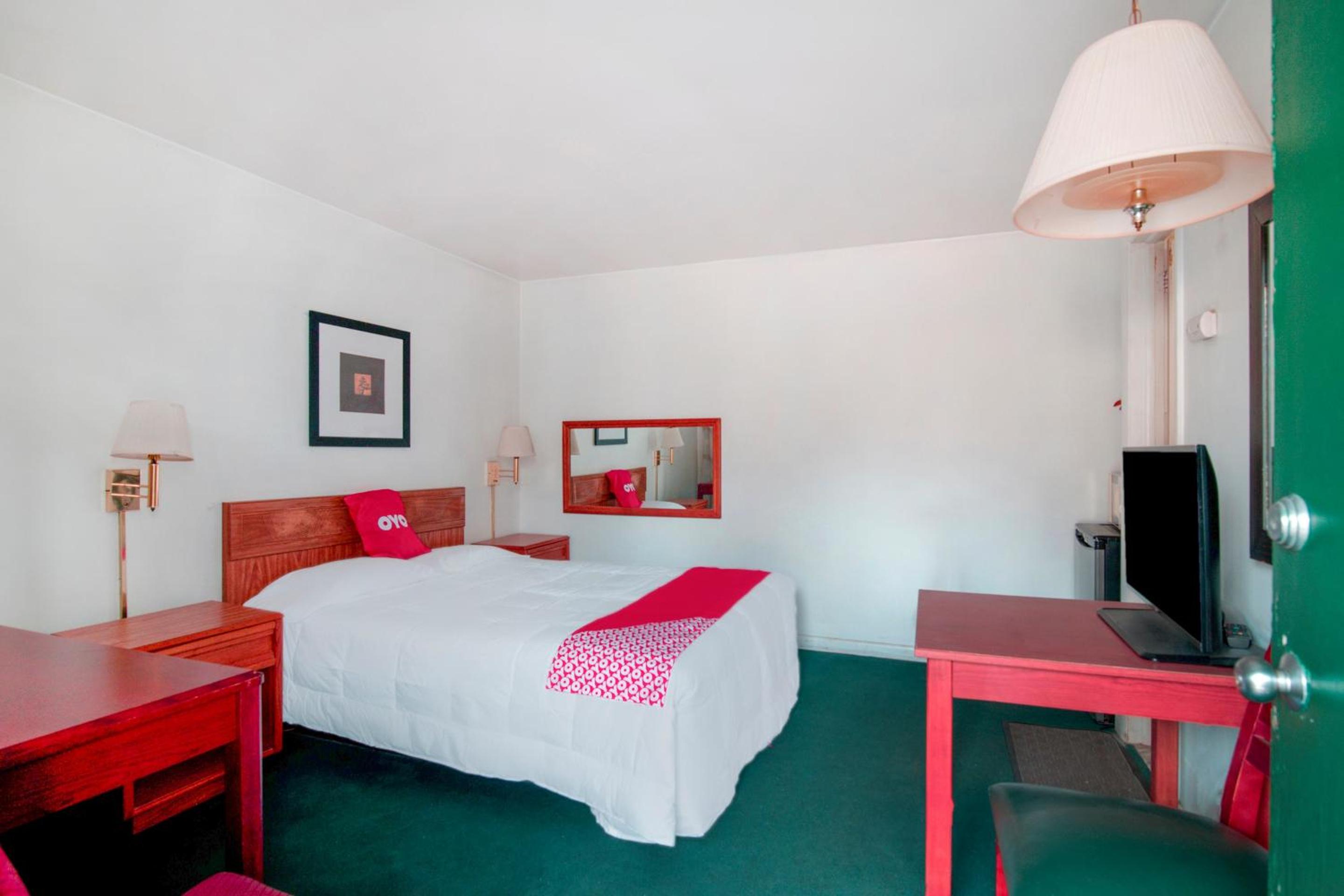 Queen Room photo 2