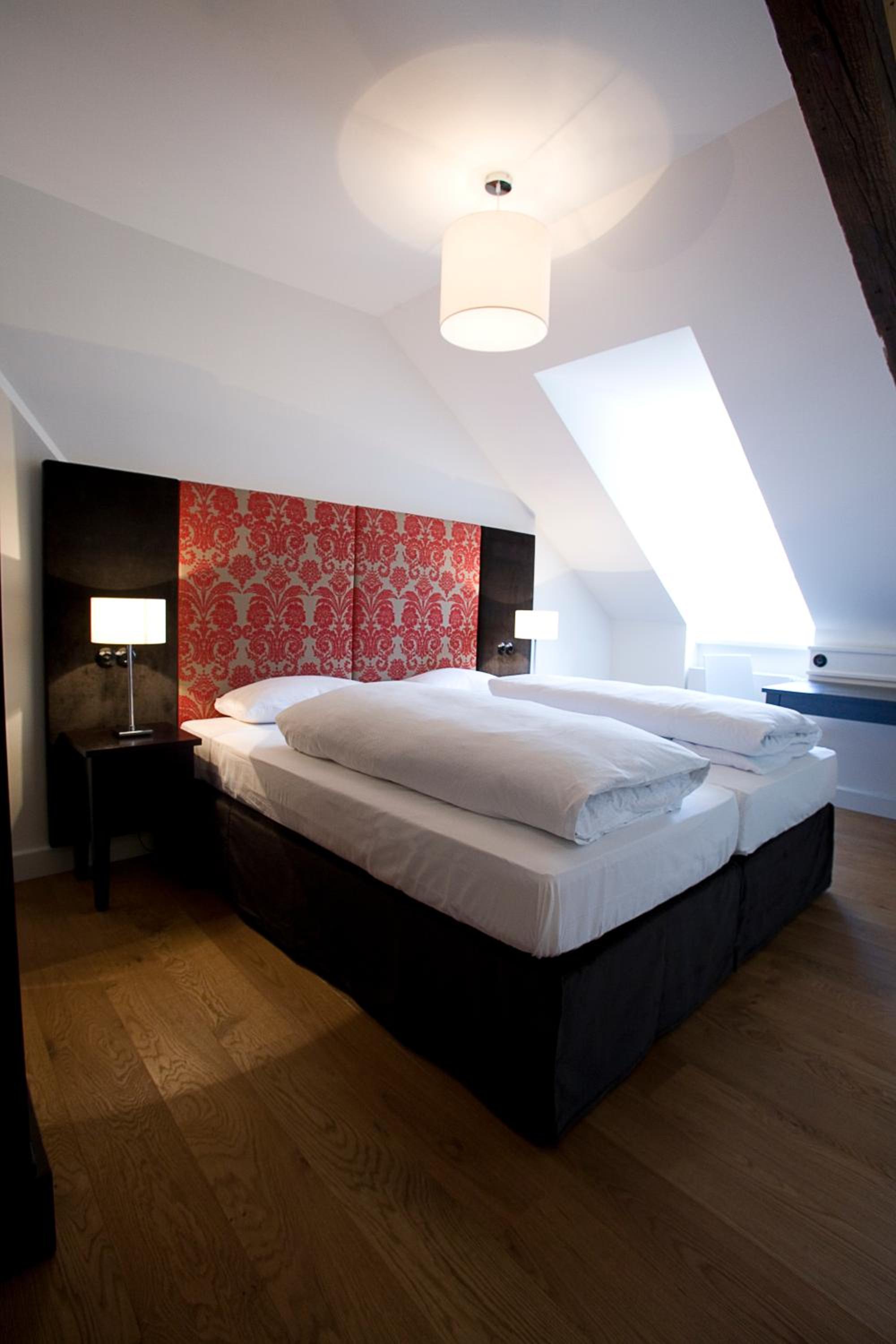 Large Deluxe Double Room - Photo 11