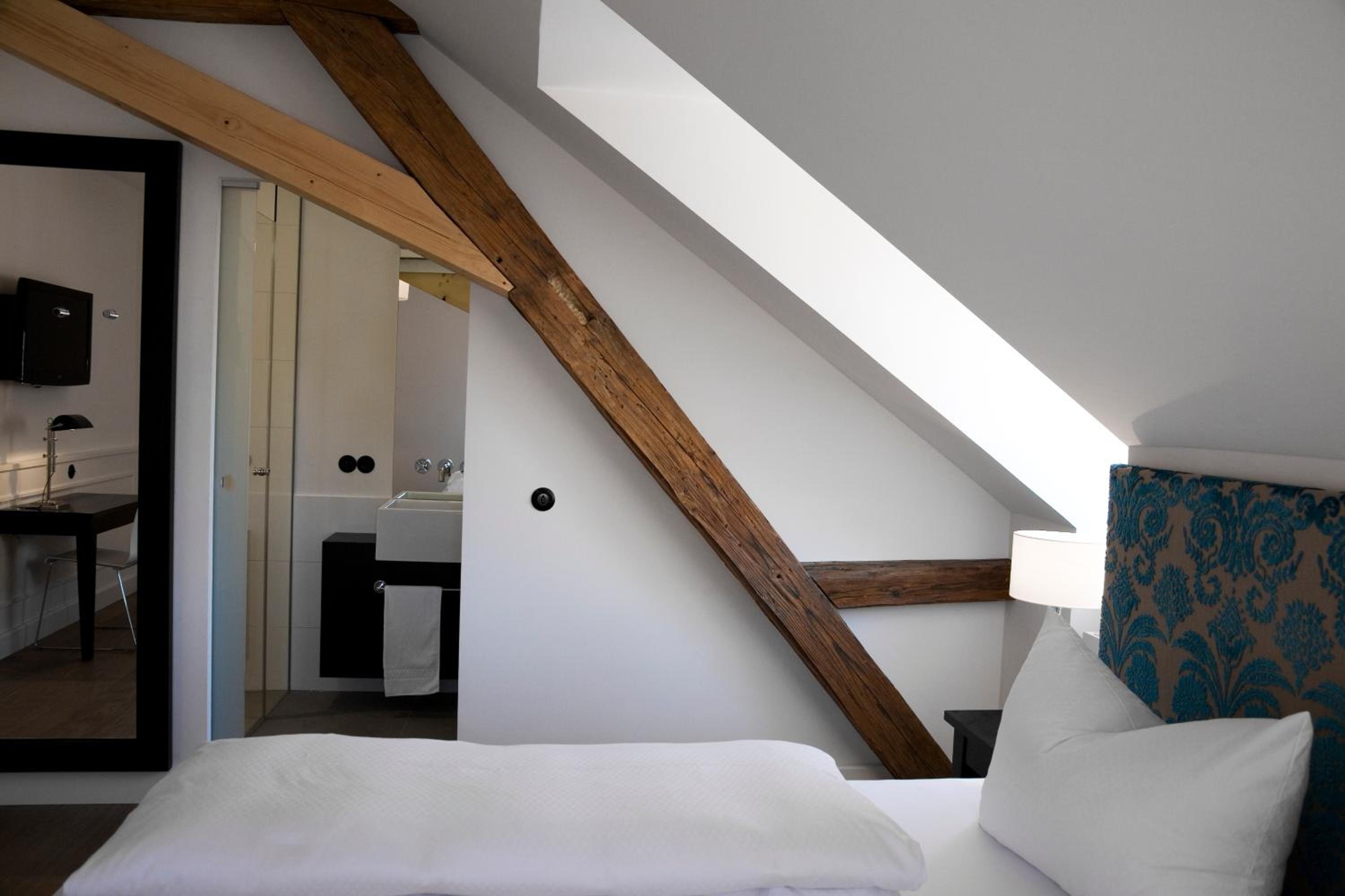 Large Deluxe Double Room - Photo 9