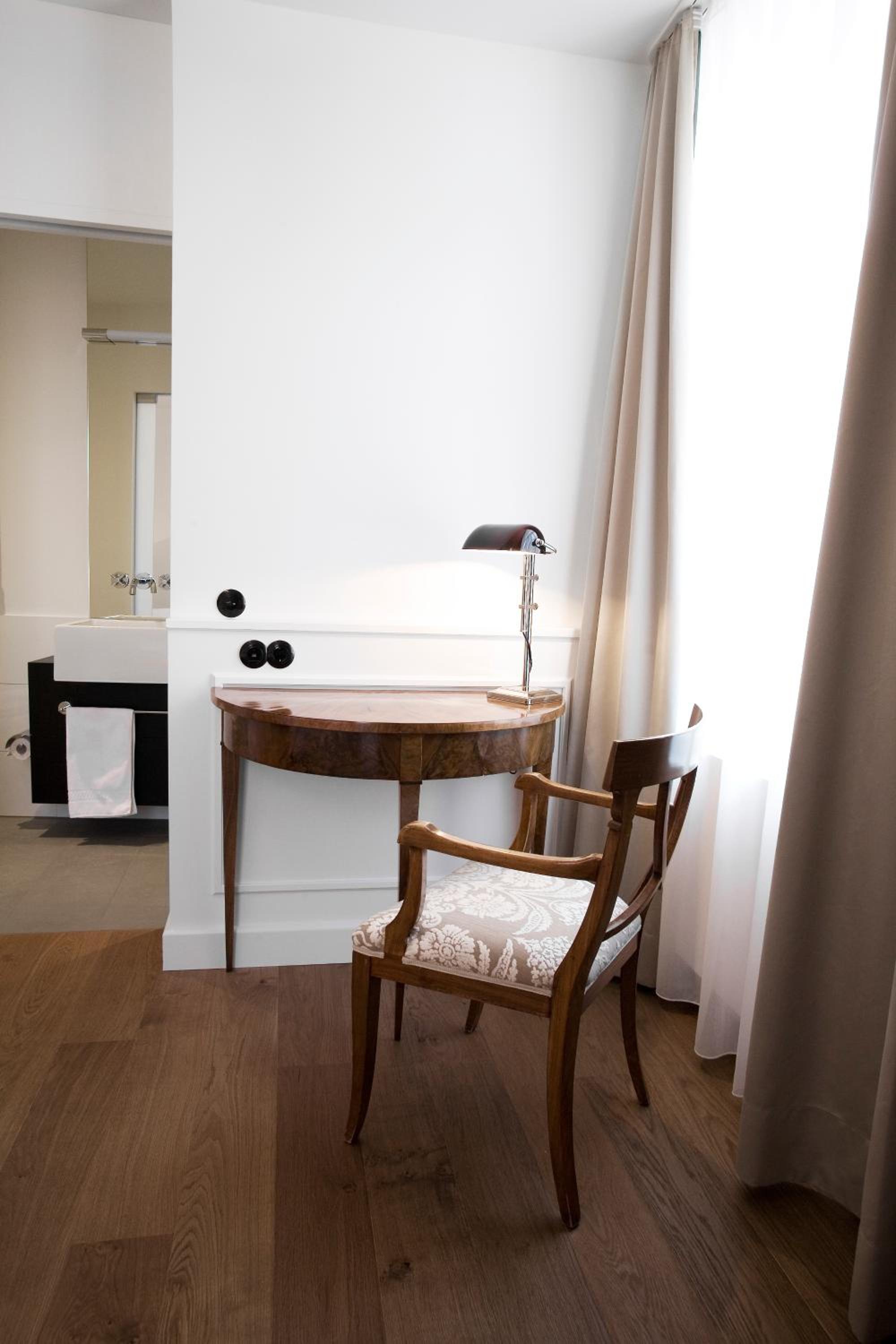 Large Deluxe Double Room - Photo 10