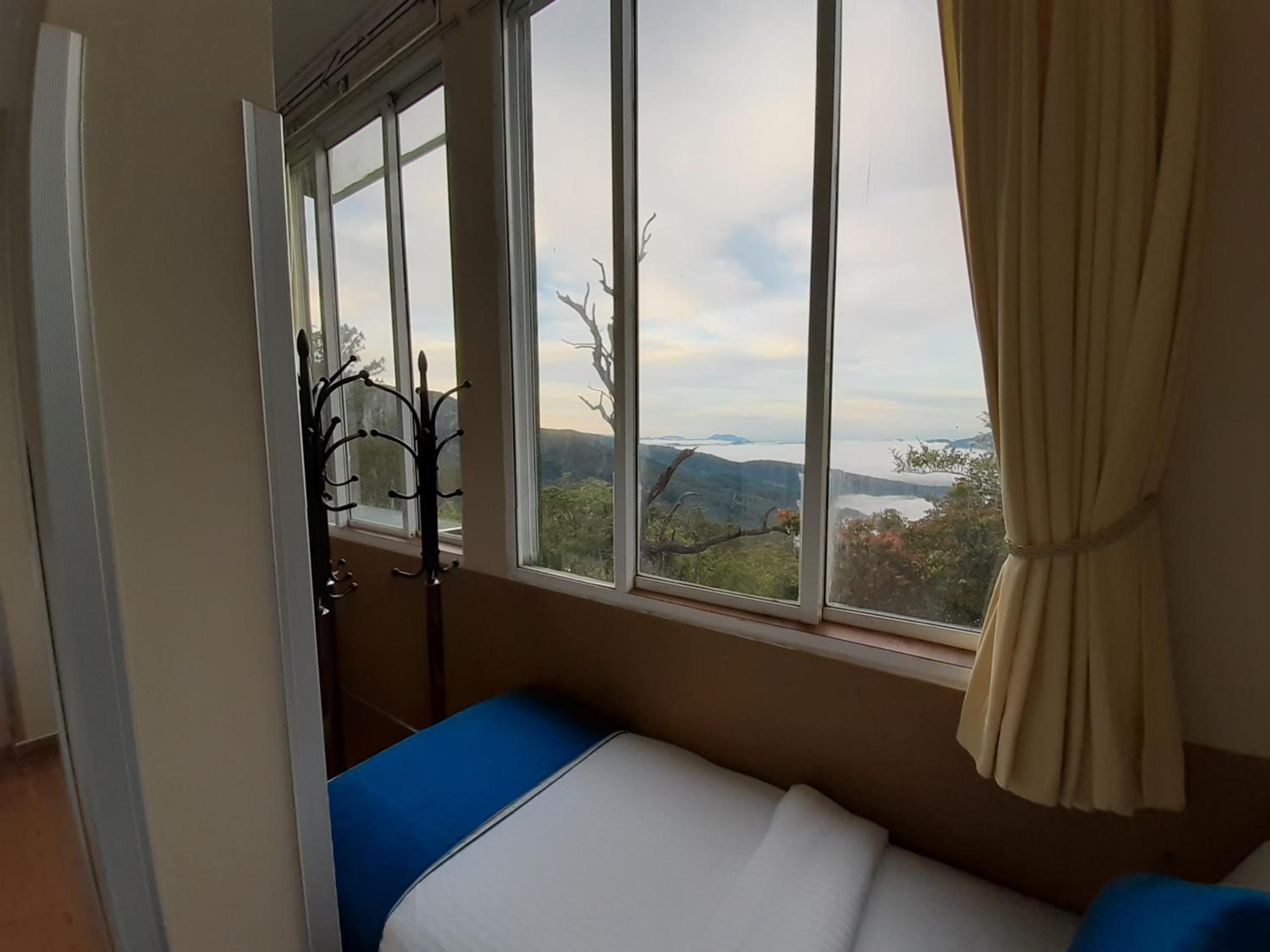 Suite with 180° Mountain View