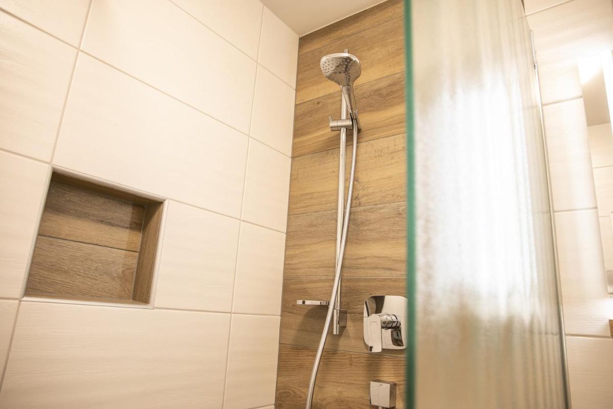 Superior Double Room with Balcony - Photo 11
