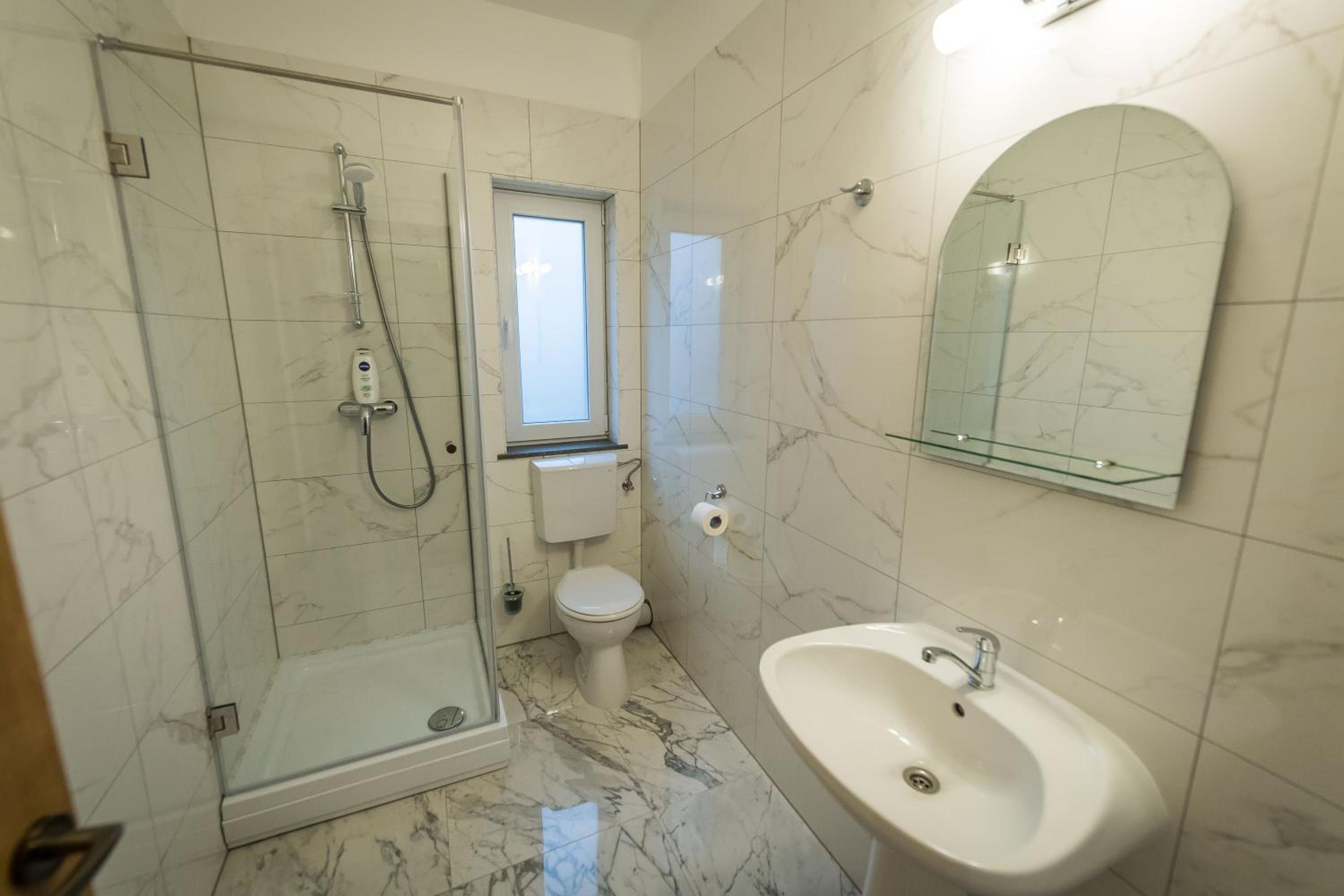 Twin Room with Private Bathroom photo 3