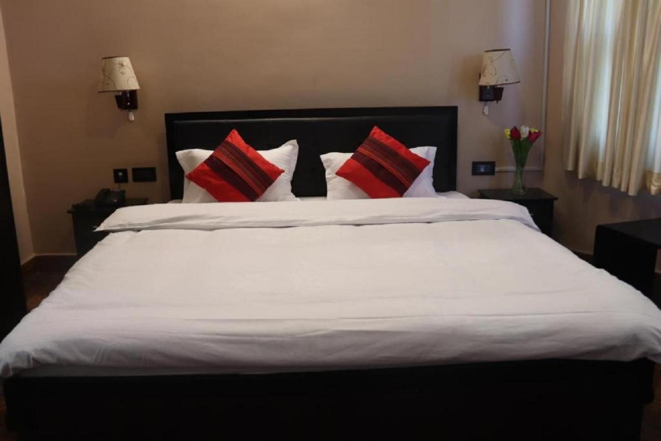 Deluxe King AC Room