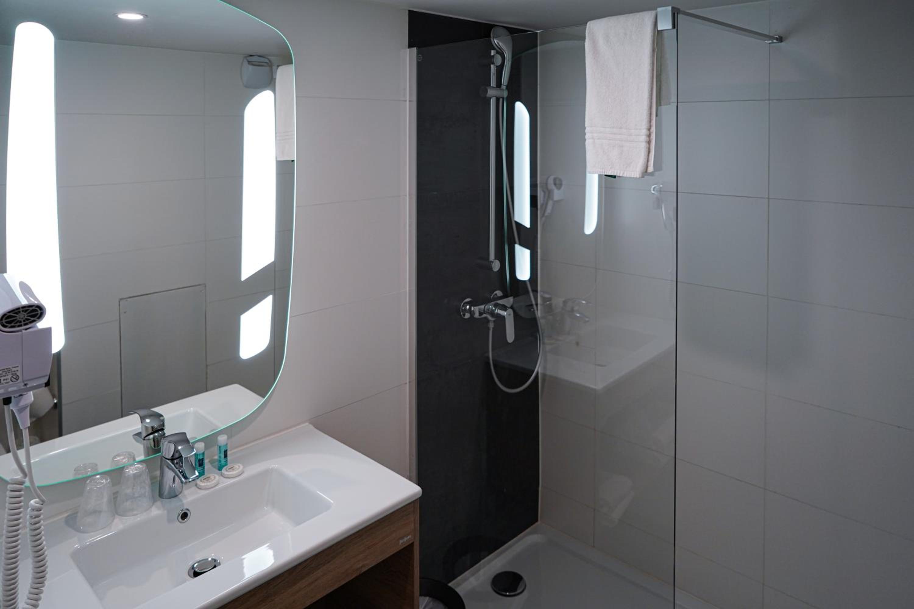 Standard Double Room - Photo 7