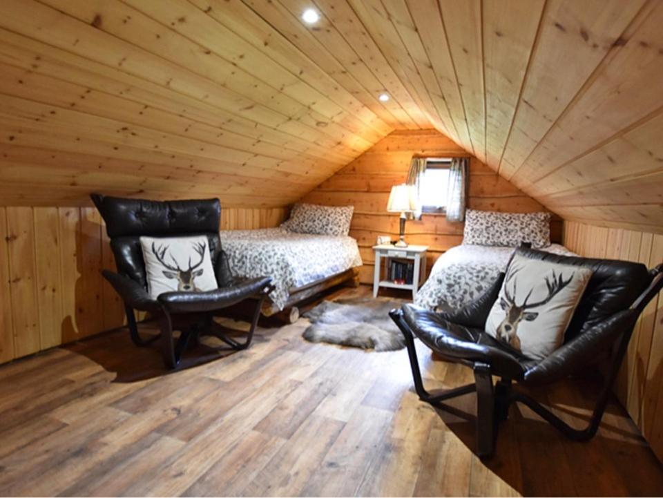 Rowan Cabin (3 bedrooms) – Electric hot tub (extra charge) and free Wi-Fi photo 1