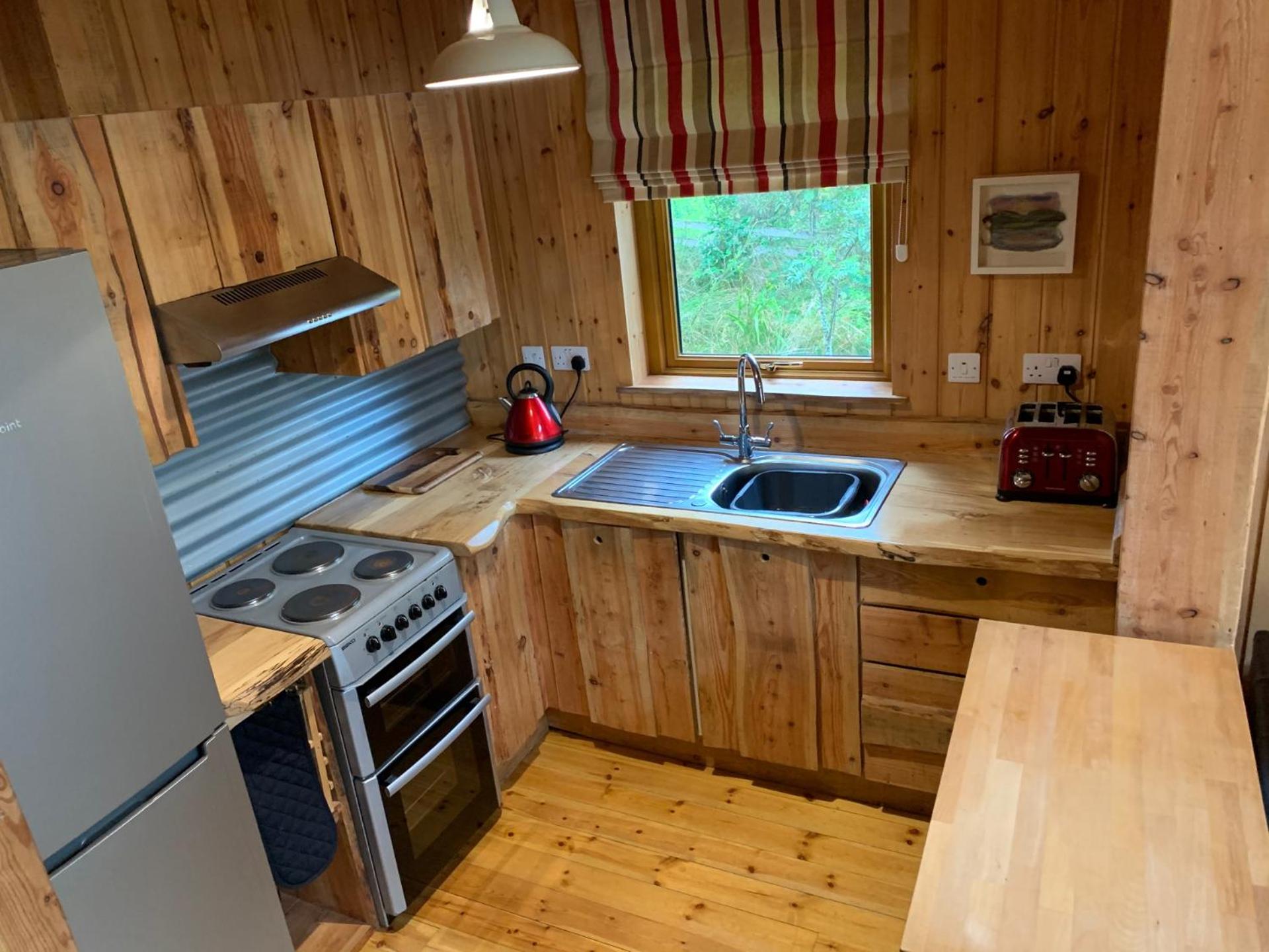 Rowan Cabin (3 bedrooms) – Electric hot tub (extra charge) and free Wi-Fi photo 3