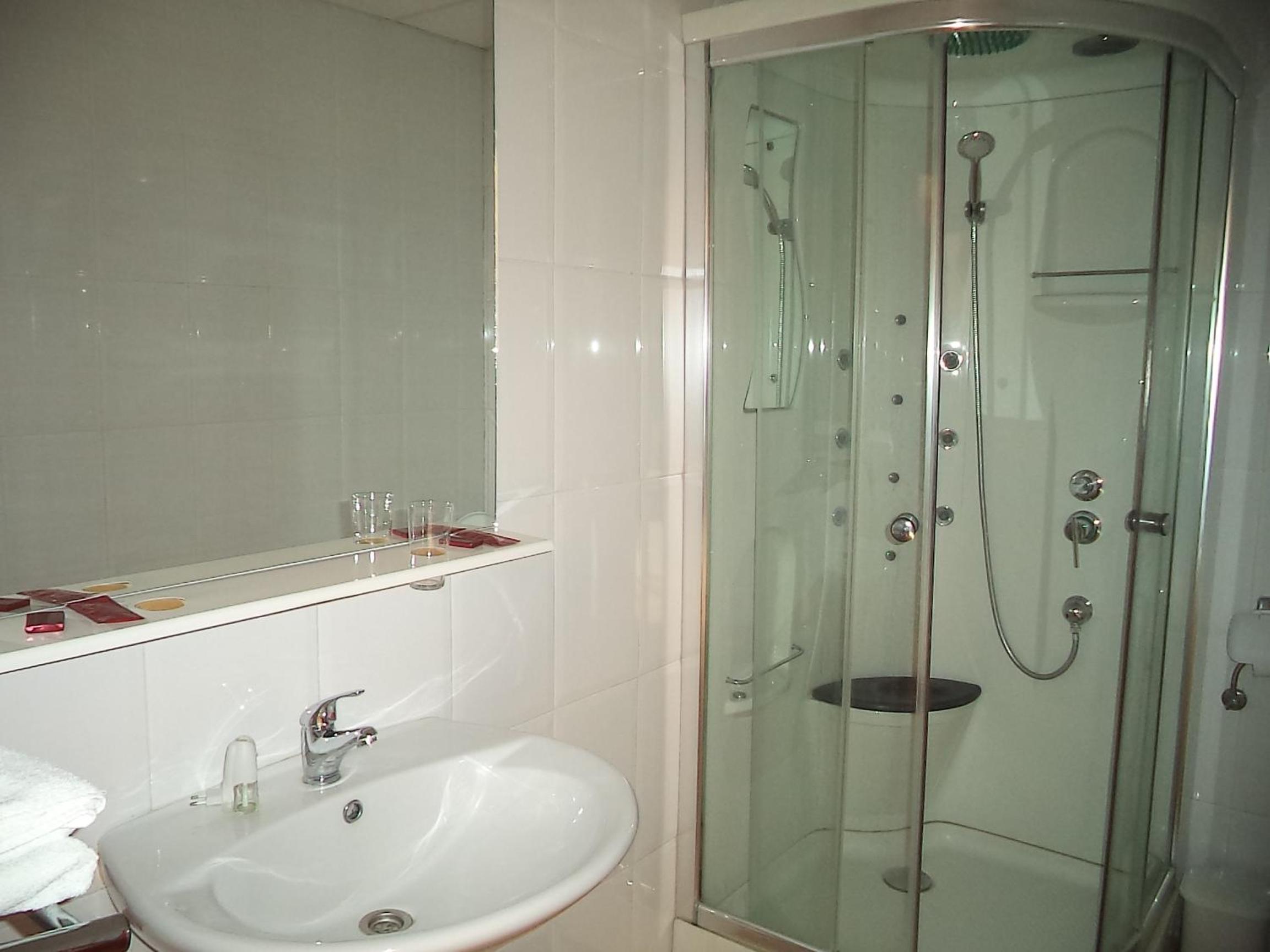 Twin Room - Photo 15
