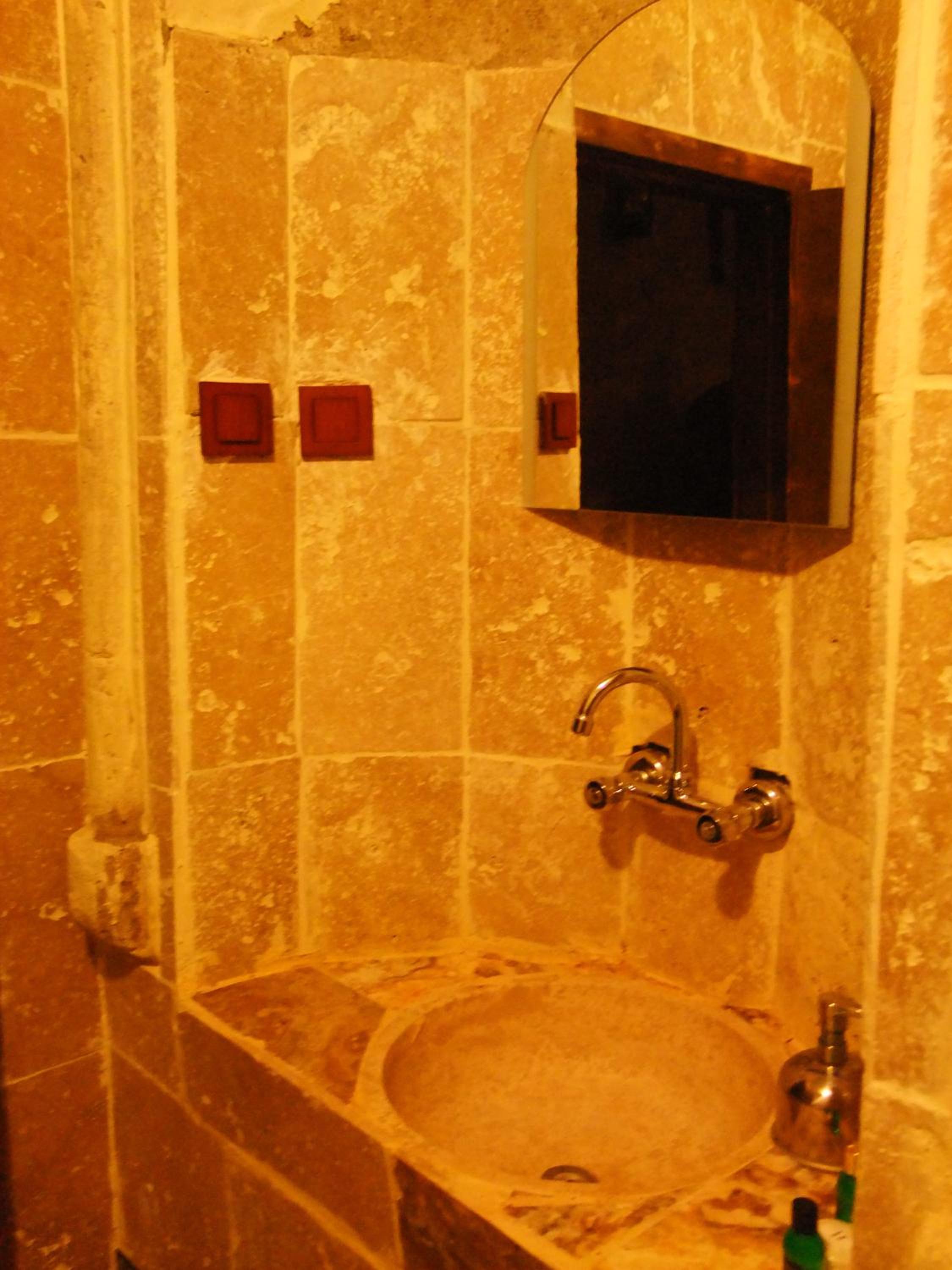 Deluxe Triple Cave Room - Photo 22