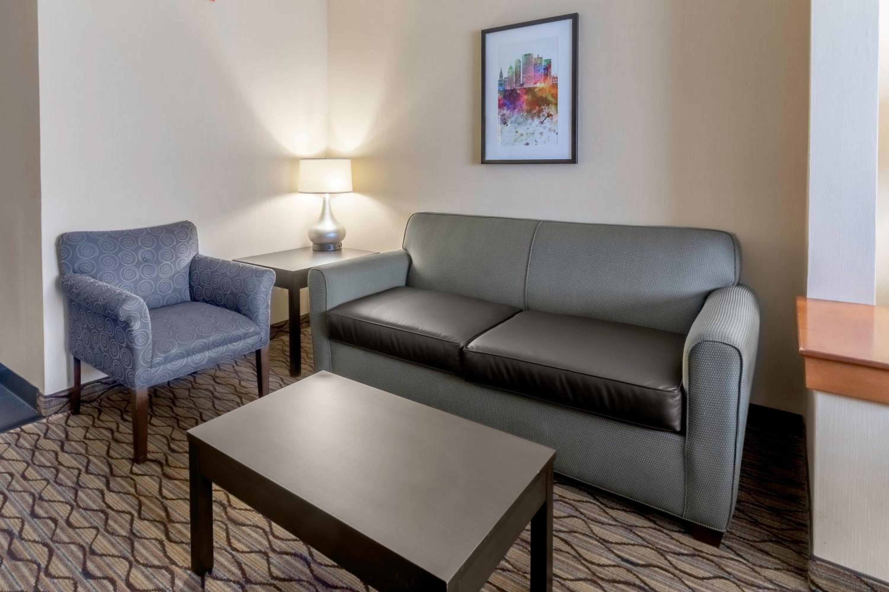 One-Bedroom King Suite with Mobility Accessible Tub at Holiday Inn Milwaukee Airport by IHG in Milwaukee