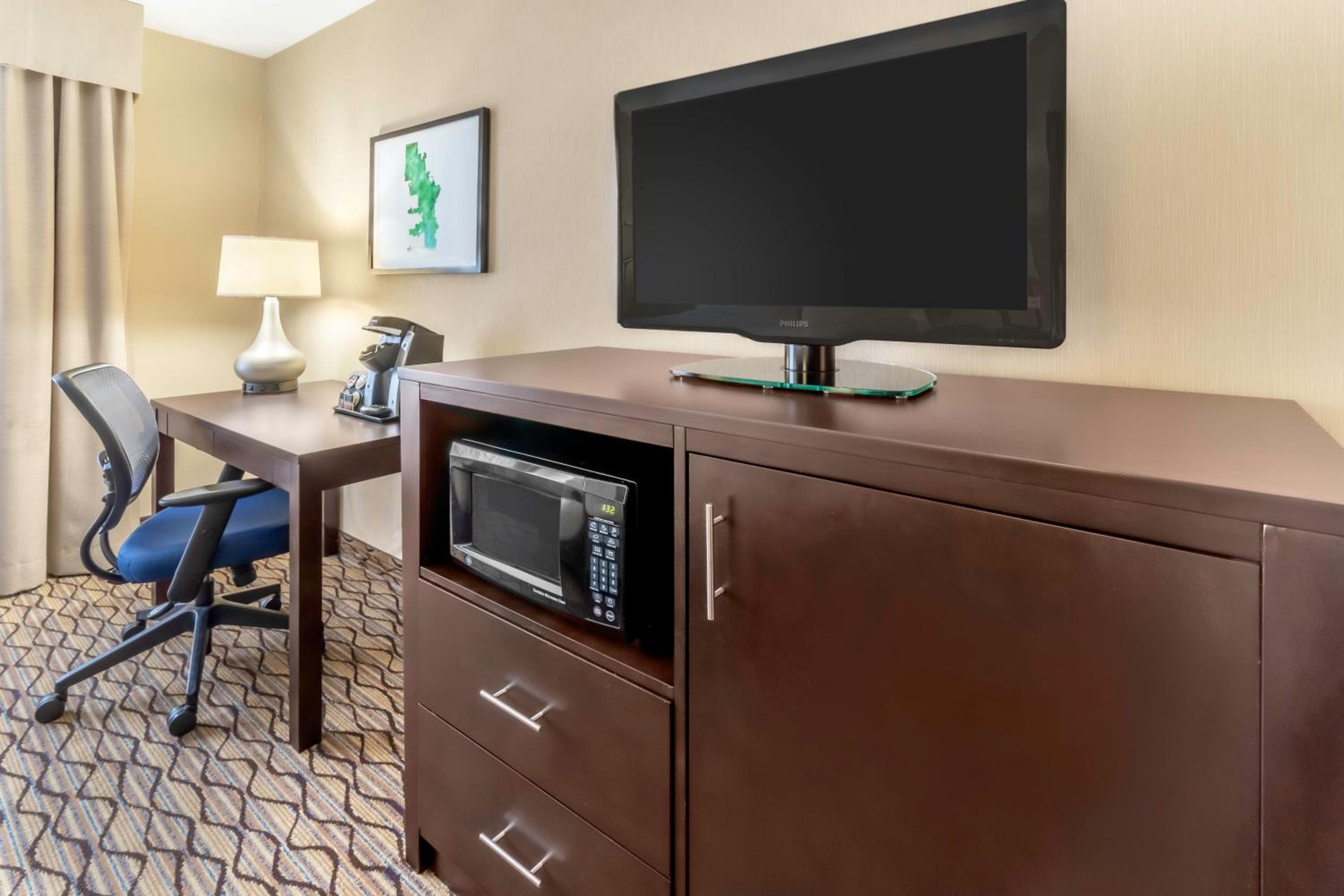 Queen Room with Two Queen Beds - Disability Access - Photo 2