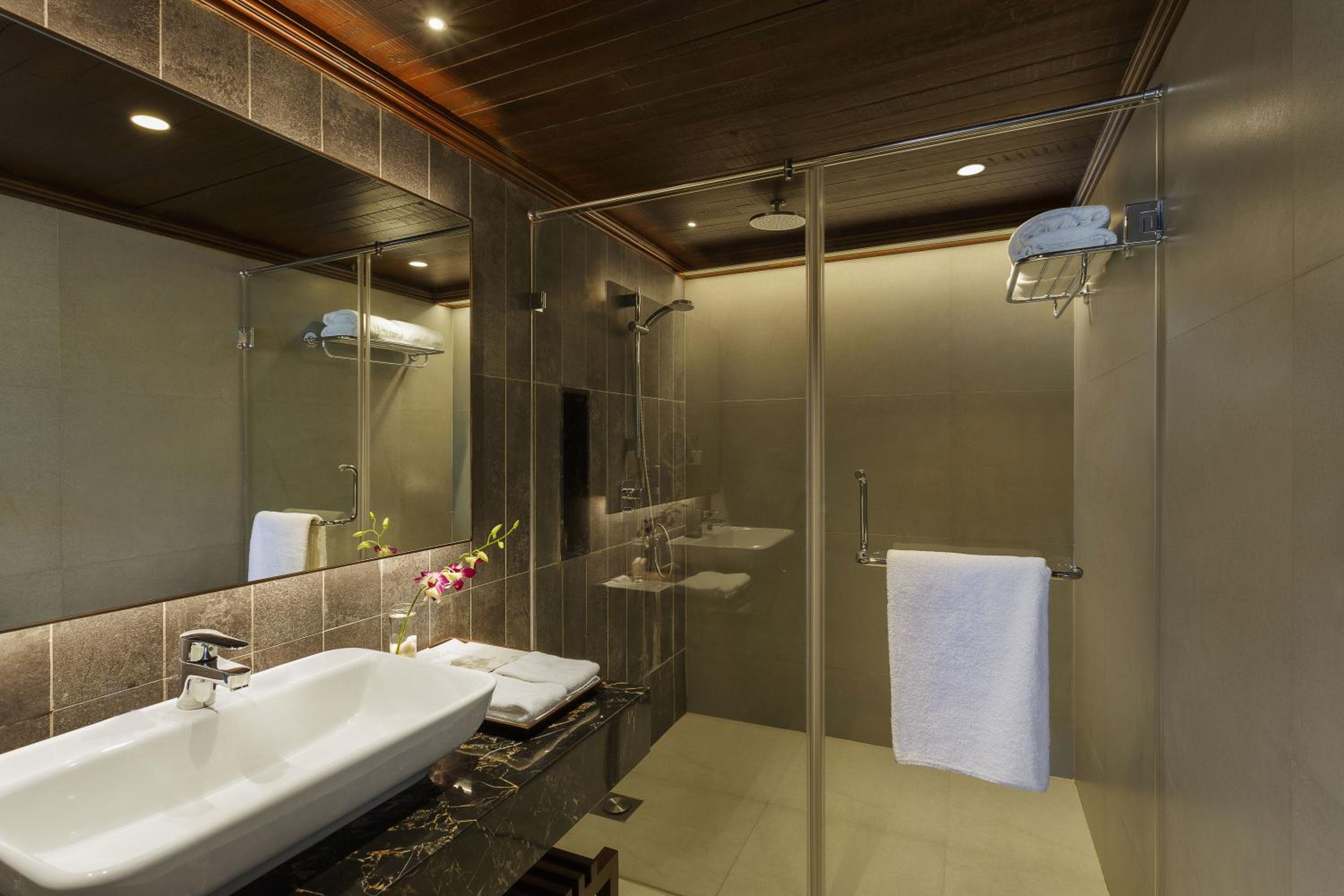 Suite(2 pints of beer on arrival with each rooms booked) + 20% off on F&B photo 2