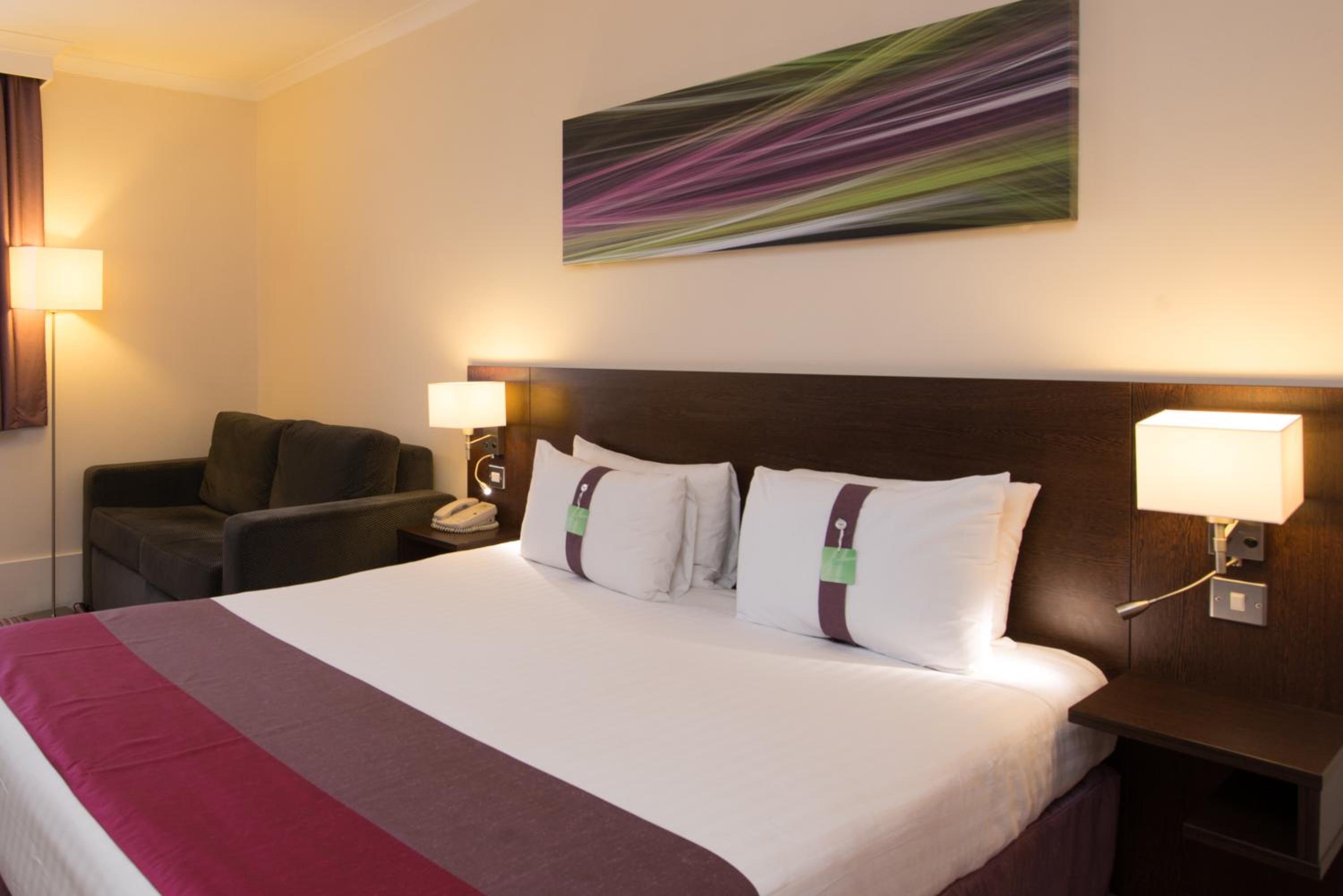 Standard Queen Room with Sofa Bed - Non-Smoking - Photo 3
