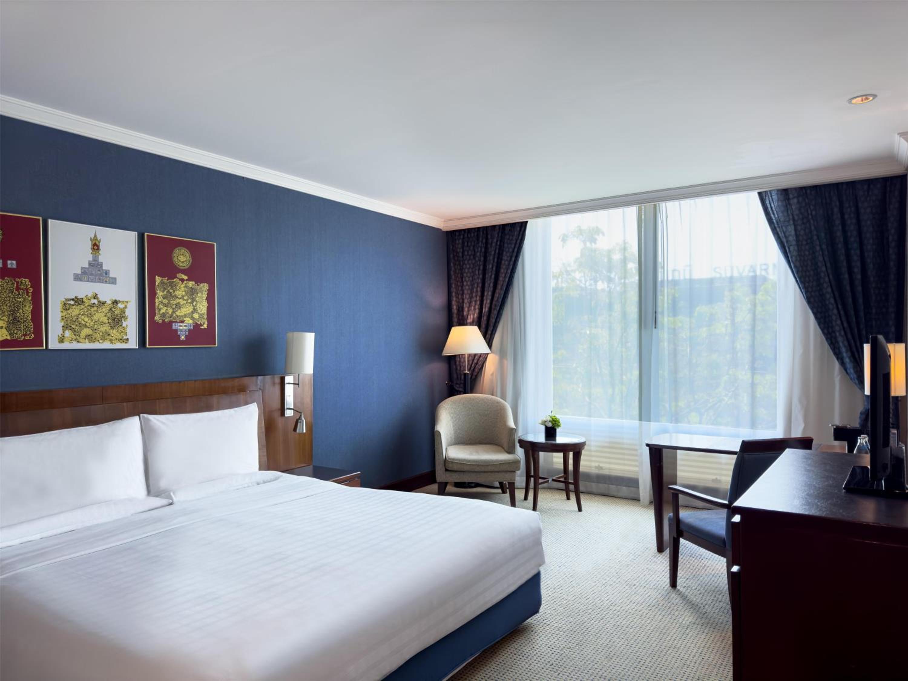 King Room with Airport View