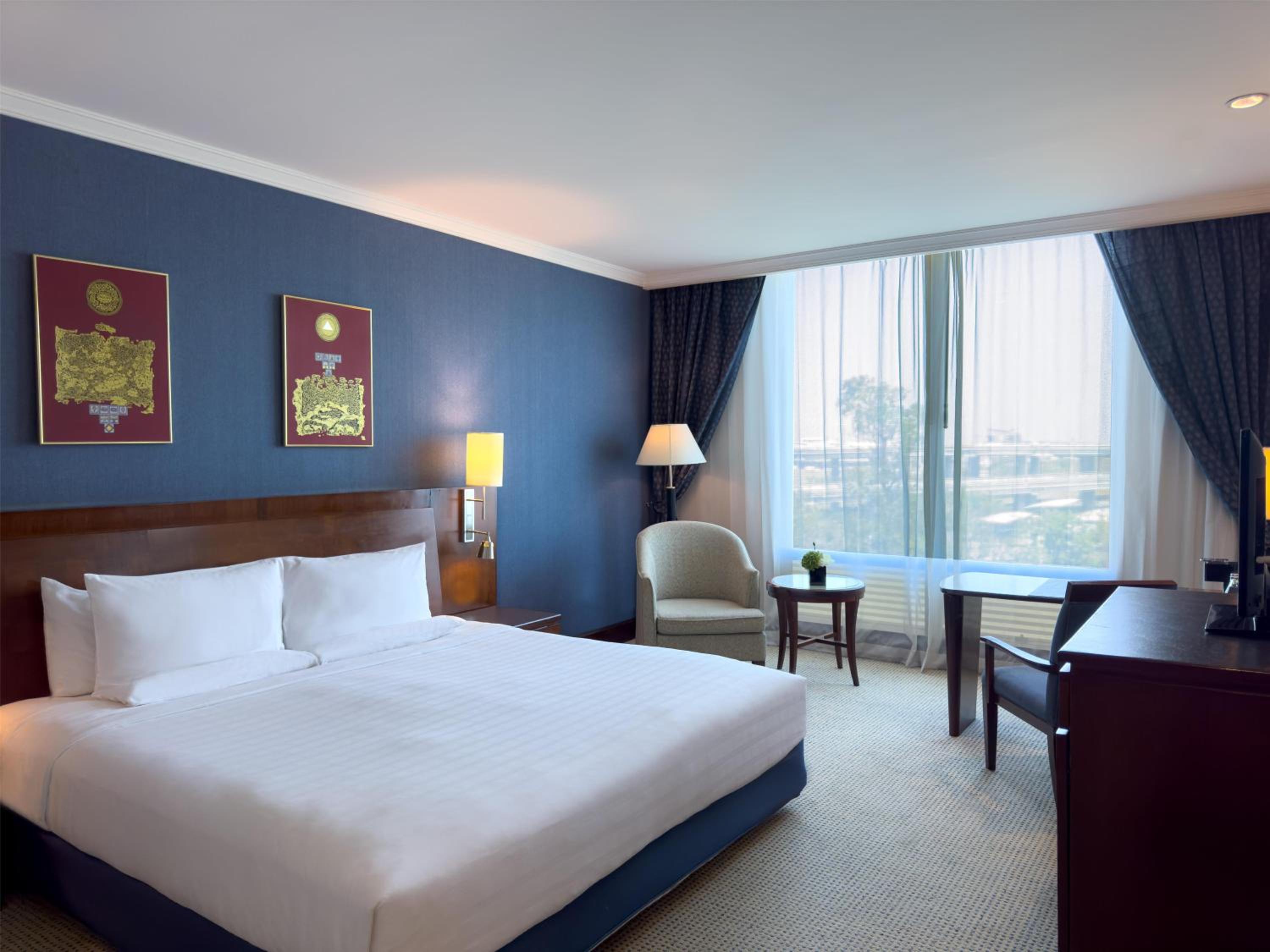 King Room with Airport View thumbnail 6