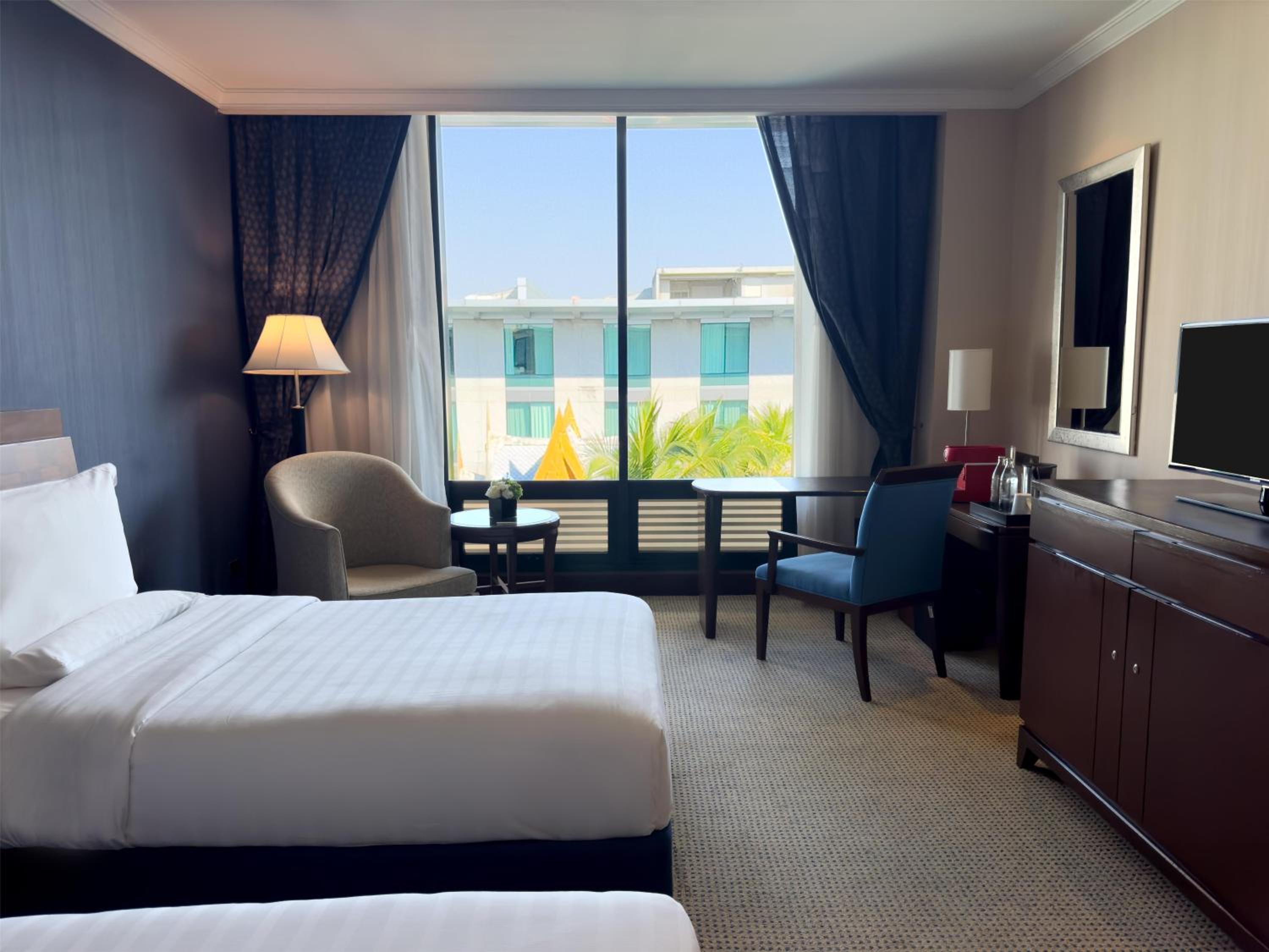 Twin Room with Club Access thumbnail 5