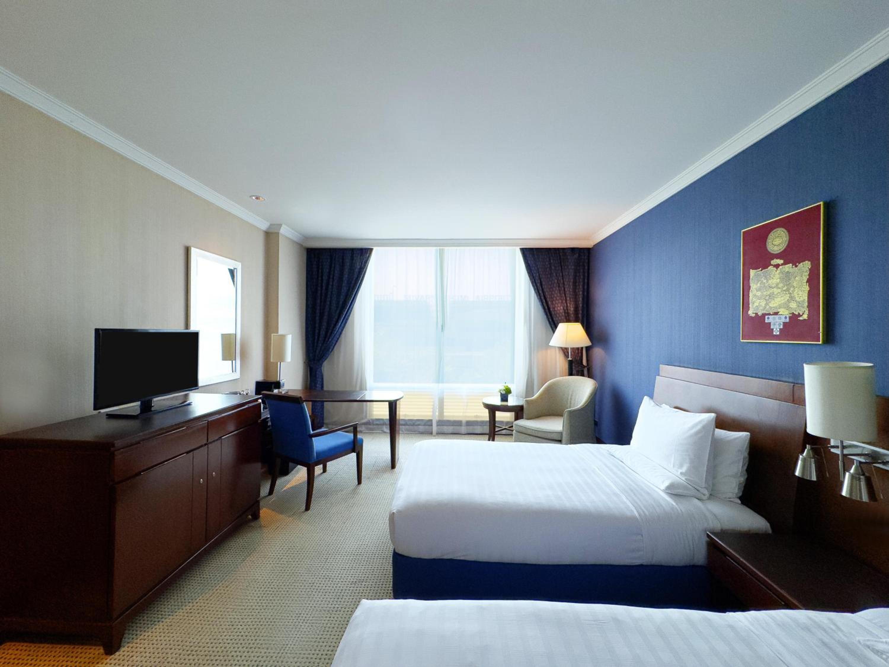 Twin Room with Airport View