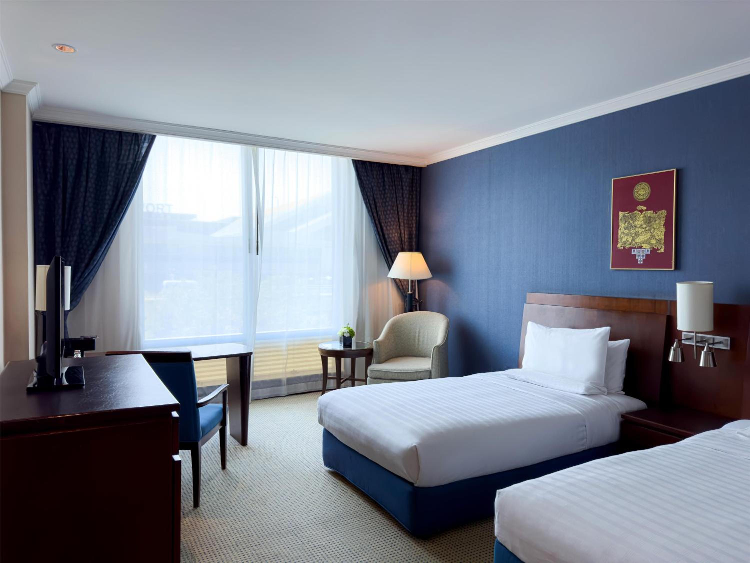 Twin Room with Airport View thumbnail 6