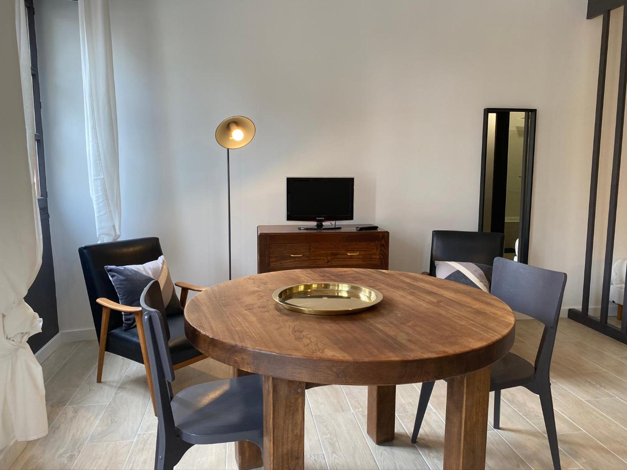 Studio Apartment - Photo 8
