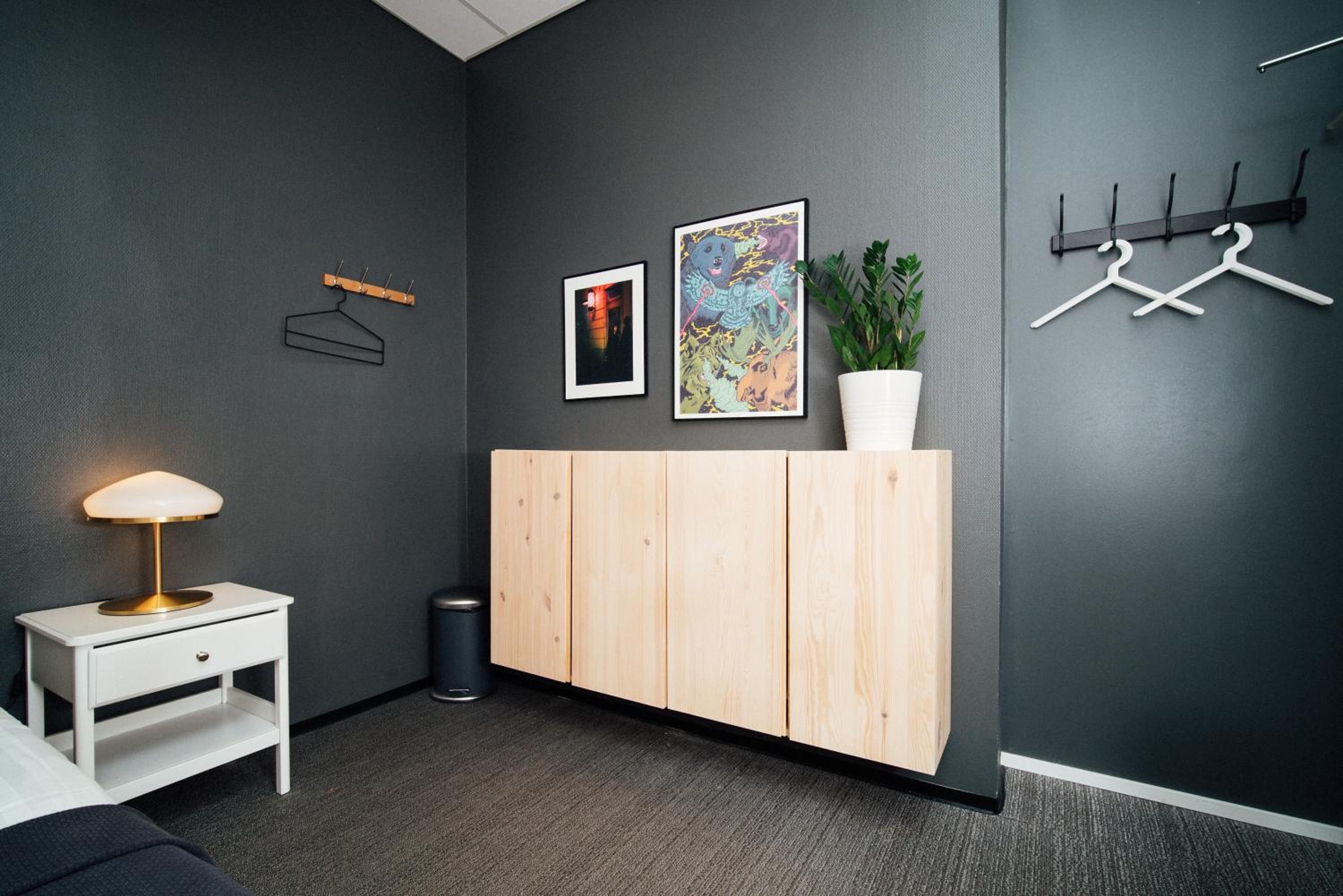 Budget Single Room with Shared Bathroom without window thumbnail 5