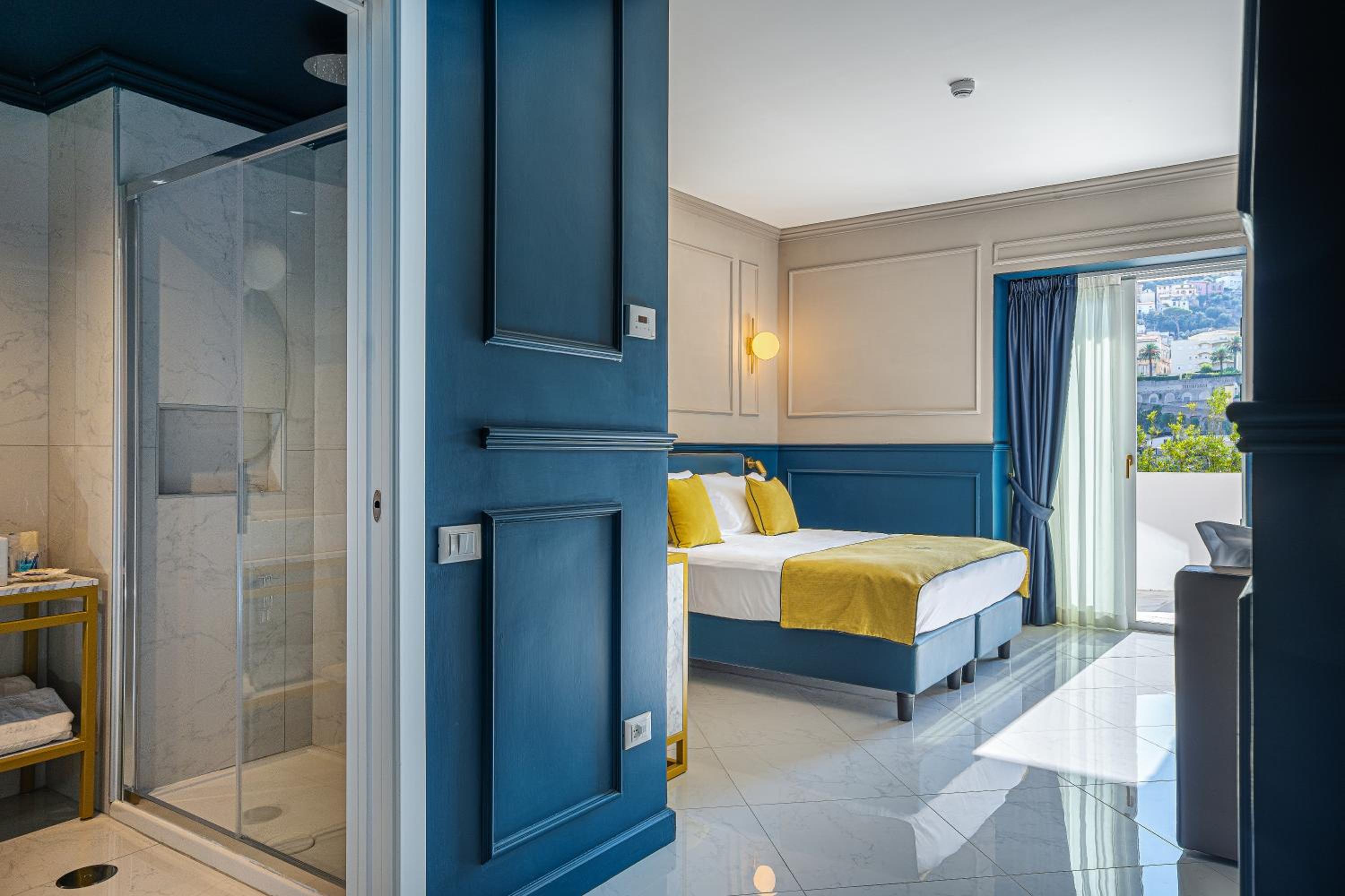 Deluxe Room with Pool View photo 2