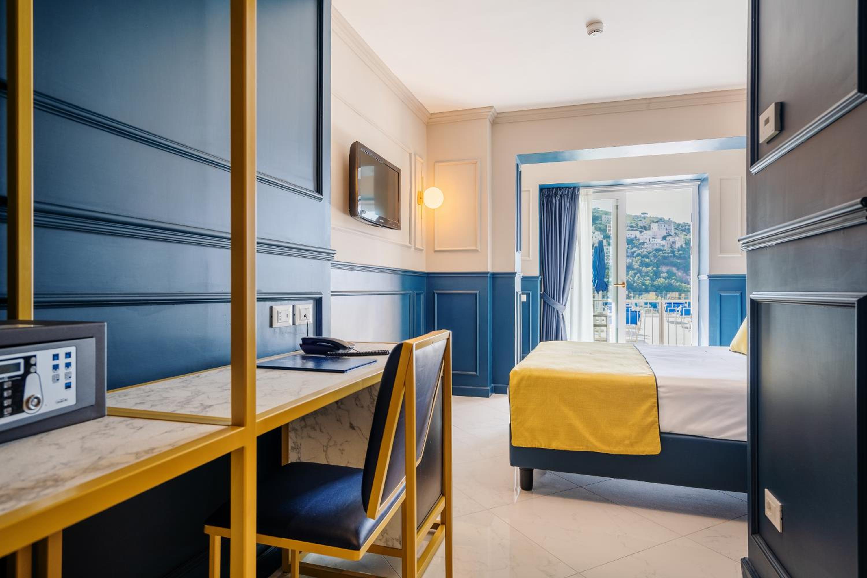 Superior Double or Twin Room with Pool View - Photo 5