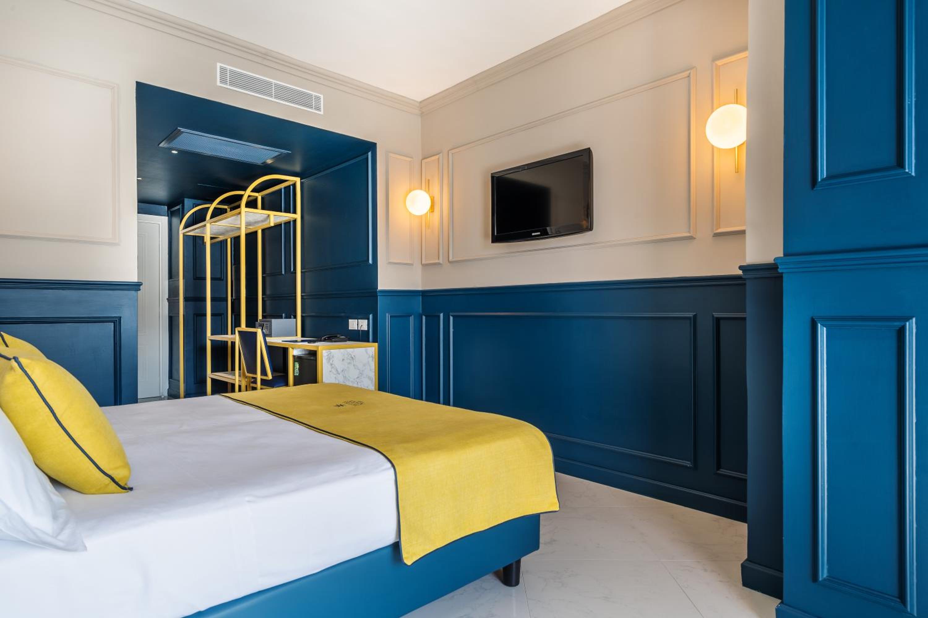 Superior Double or Twin Room with Pool View - Photo 6
