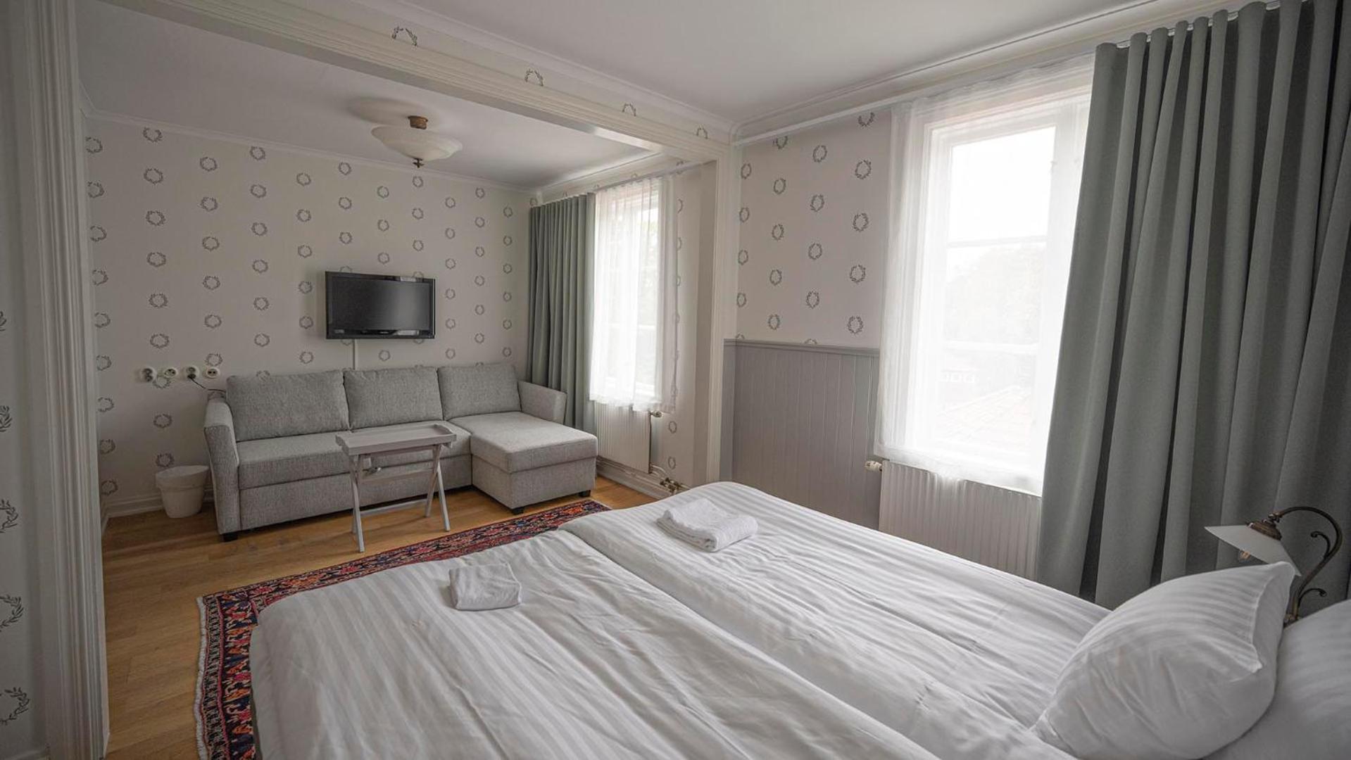 Economy Family Room - Photo 1