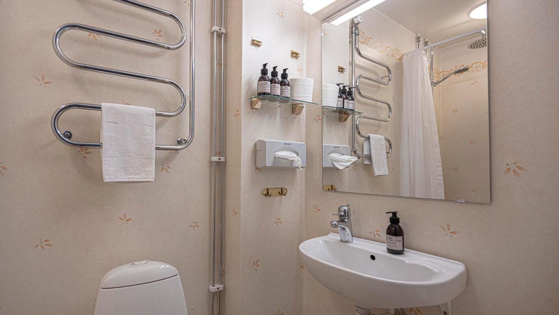 Economy Double Room - Photo 10