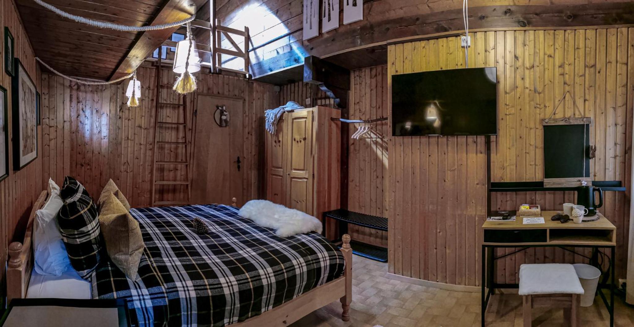 Quadruple Room with Private Bathroom - Photo 5