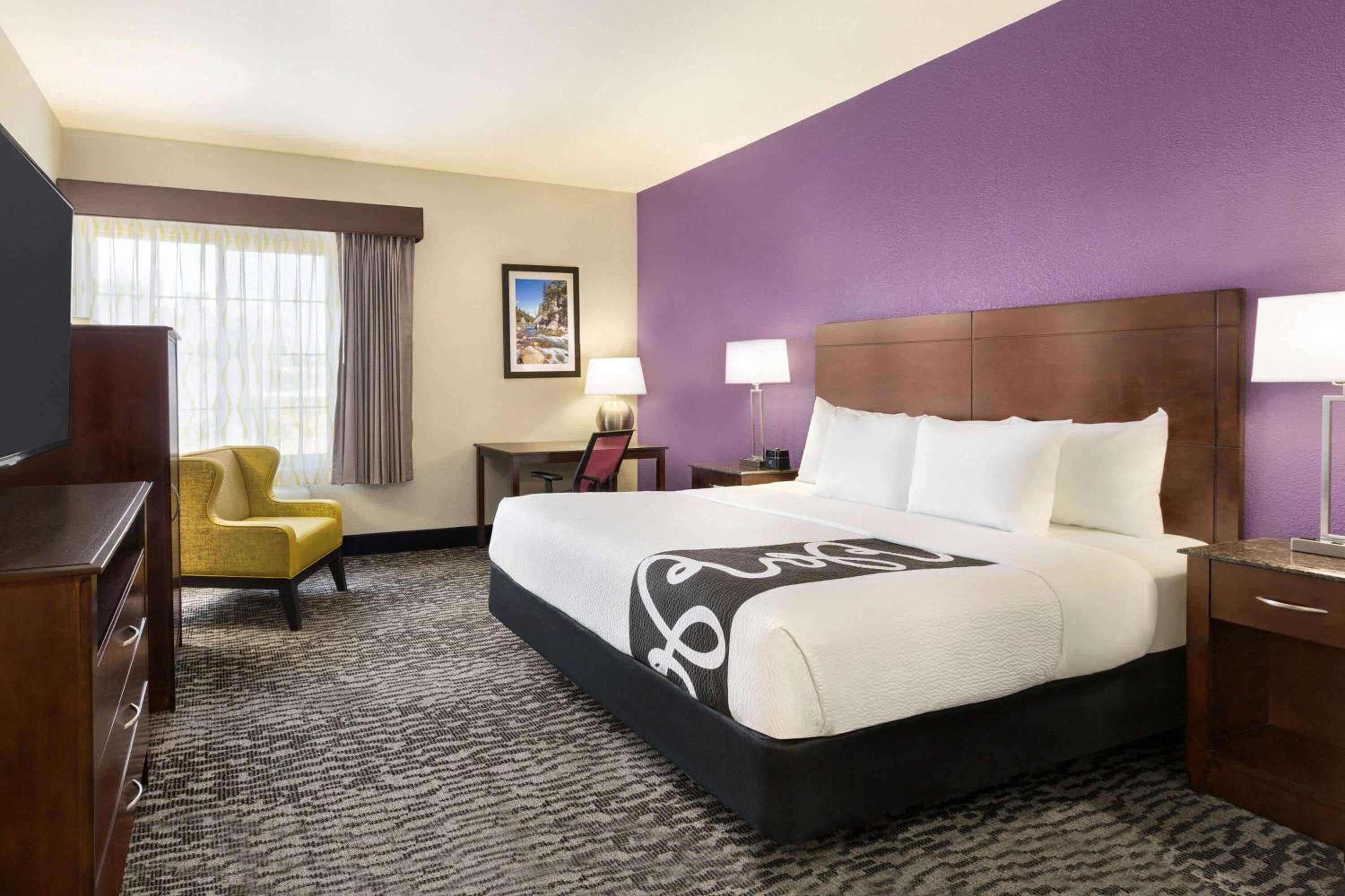 King Room with Roll-In Shower - Mobility/Hearing Accessible - Non-Smoking - Photo 4